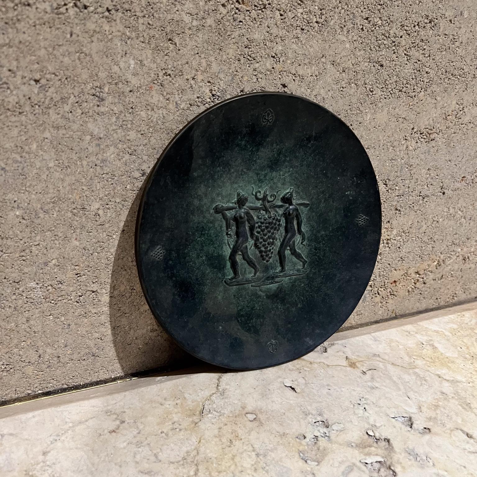 Allemand Plaque d'art mural en bronze Fritz Nuss des années 1950 Vierges à la moisson portant du raisin en vente