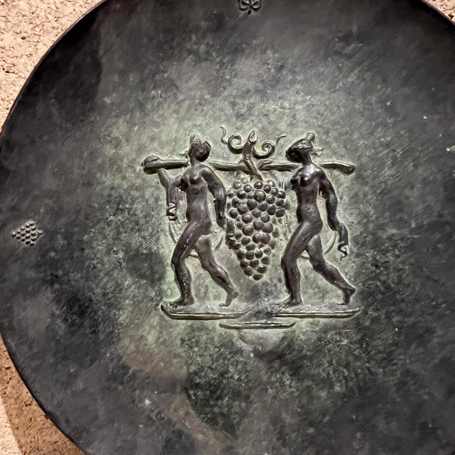 Plaque d'art mural en bronze Fritz Nuss des années 1950 Vierges à la moisson portant du raisin Bon état - En vente à Chula Vista, CA