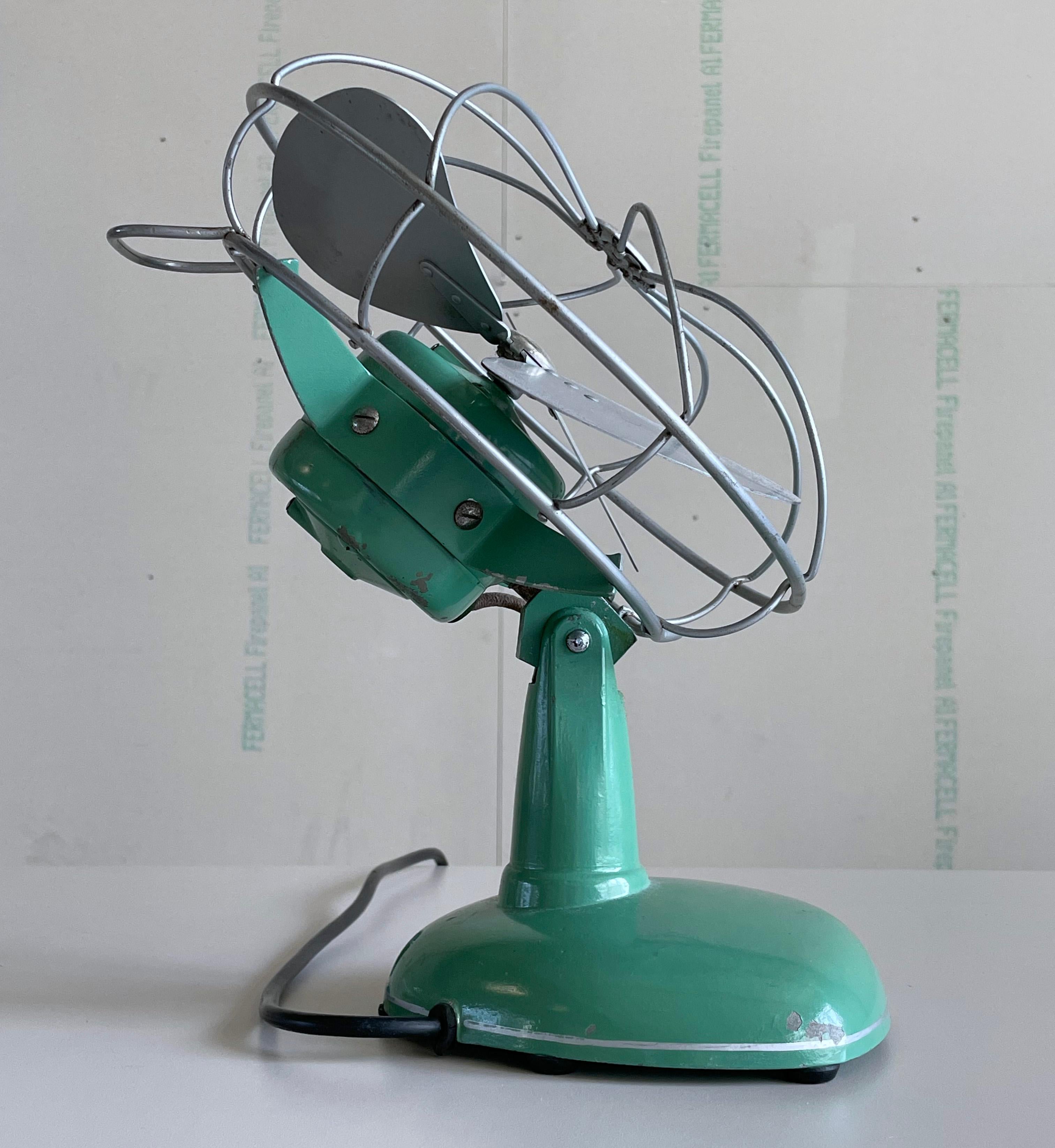 Ventilatore da scrivania oscillante a tre pale FROST degli anni '50 in vendita 3
