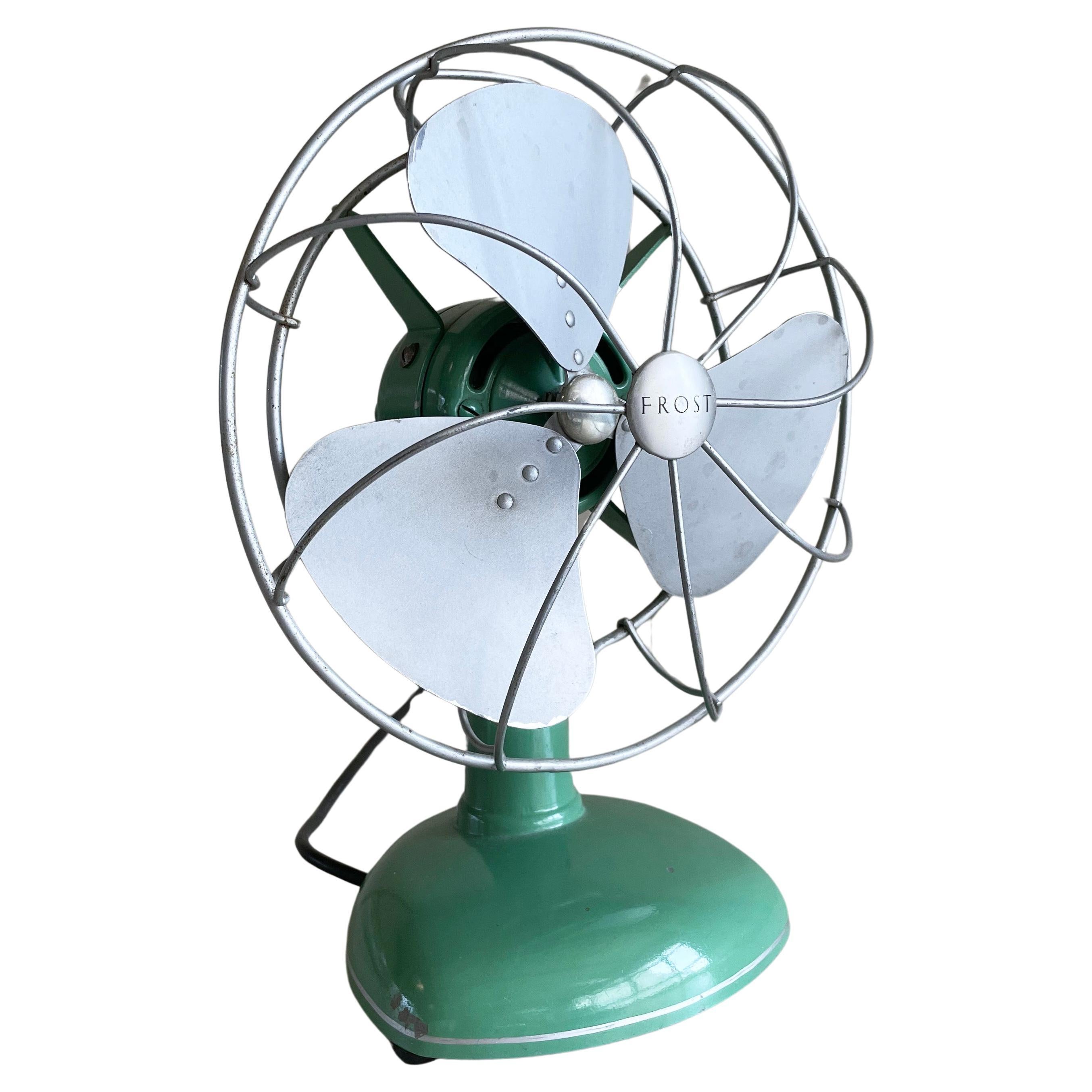 Bellissimo ventilatore da tavolo oscillante a tre pale FROST degli anni '50. Con tre velocità variabili e angolo regolabile. Montabile su scrivania o a parete. Un bel colore Blue NIle. In ottime condizioni, considerando l'età. Un vero e proprio