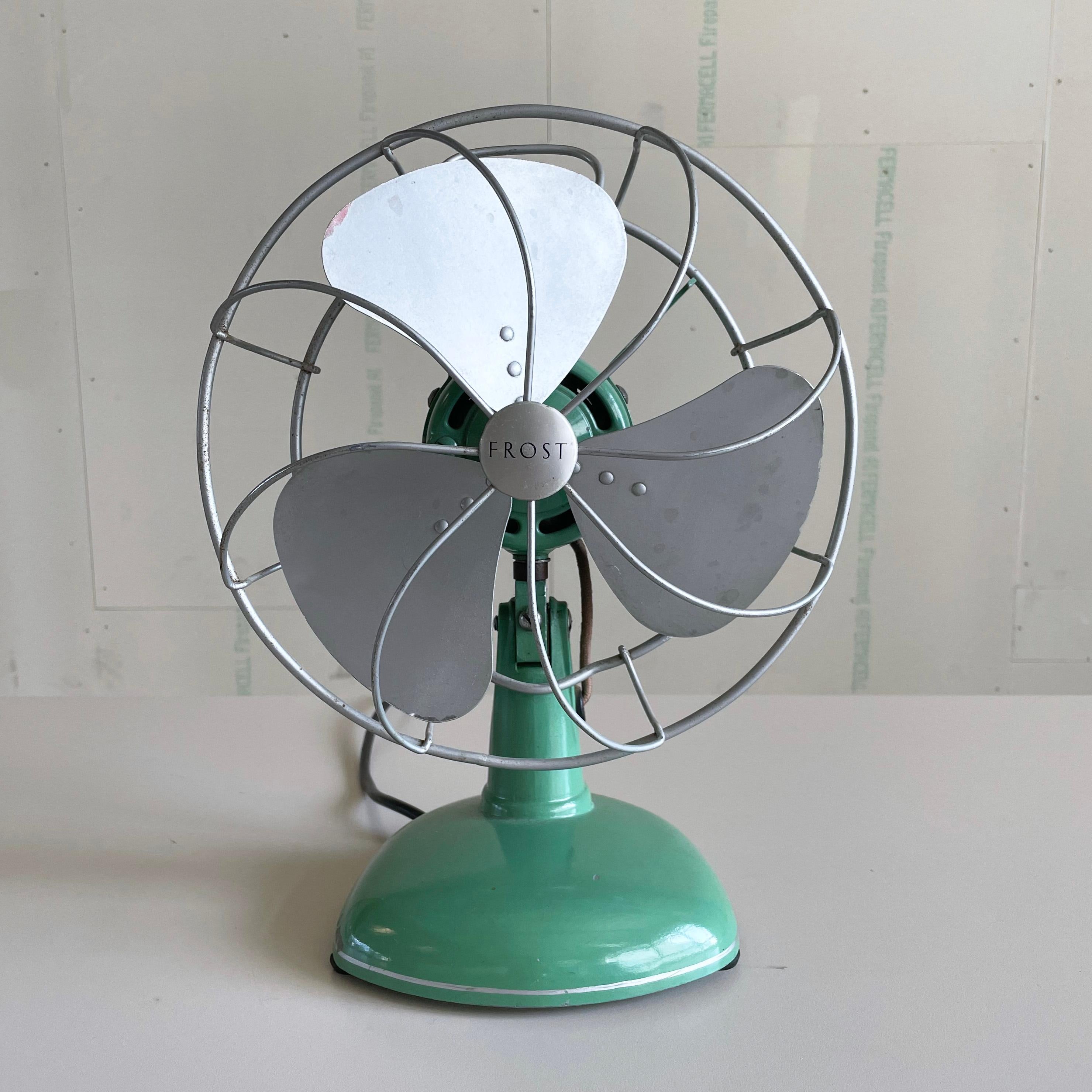 Britannico Ventilatore da scrivania oscillante a tre pale FROST degli anni '50 in vendita