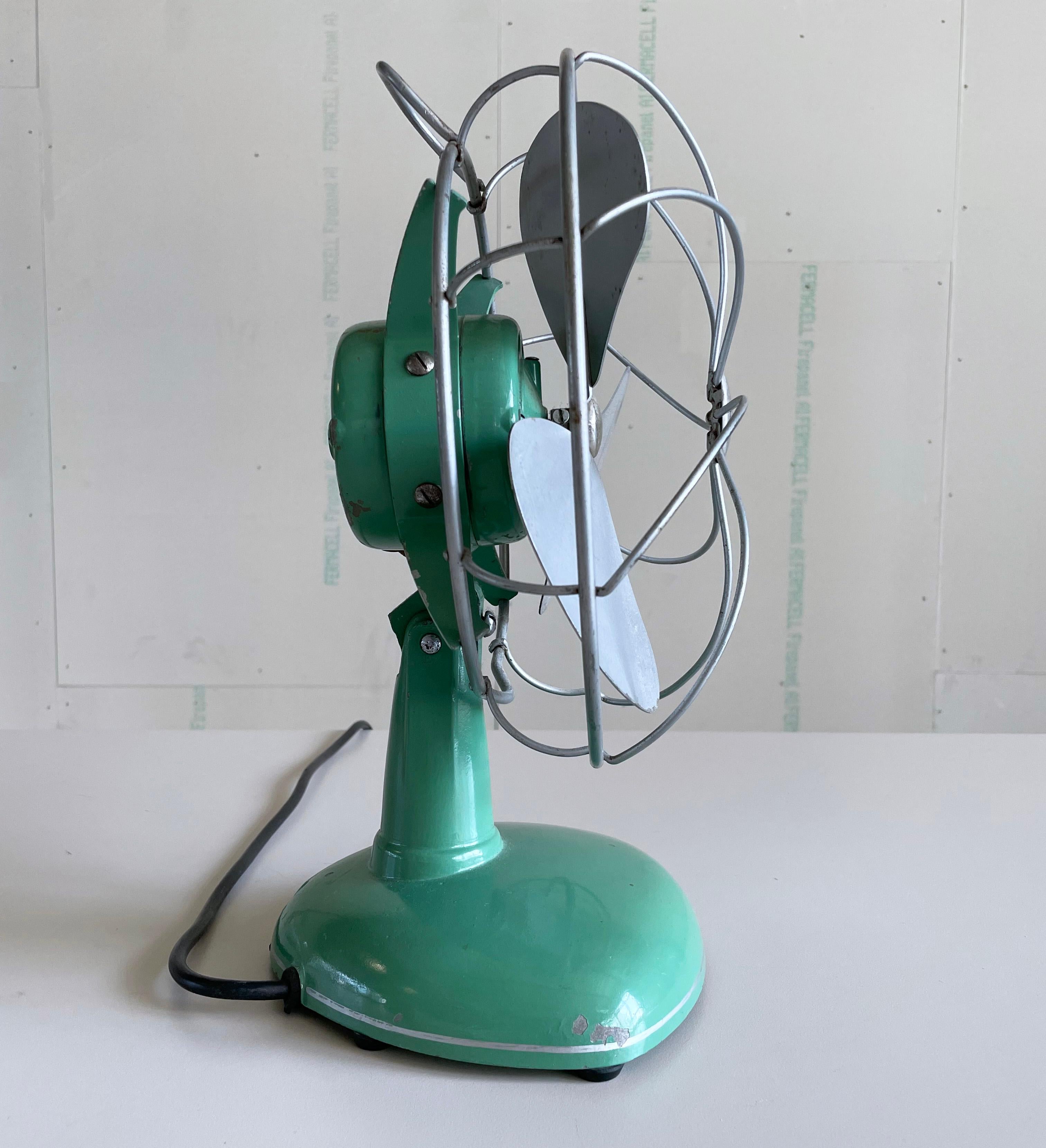XX secolo Ventilatore da scrivania oscillante a tre pale FROST degli anni '50 in vendita