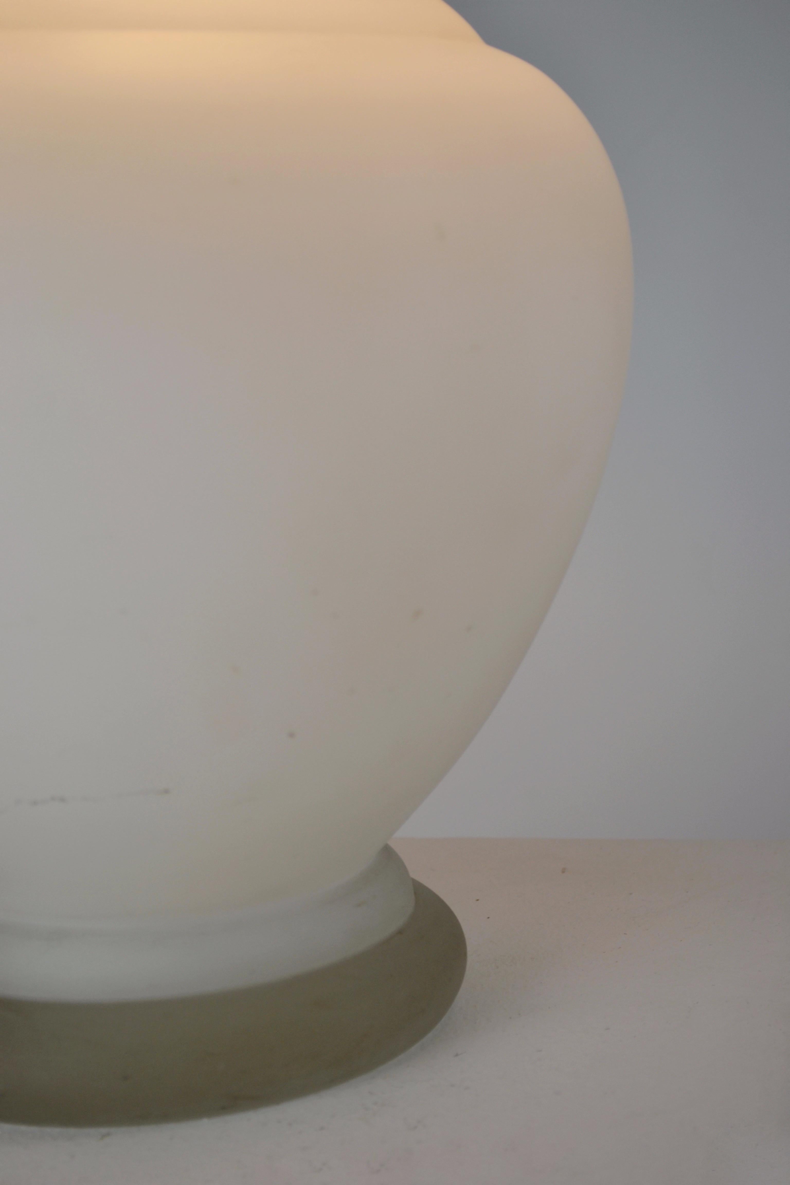 1950er Jahre Tischlampe aus mattiertem Weißglas, Stempel Tschechoslowakei (Tschechisch) im Angebot