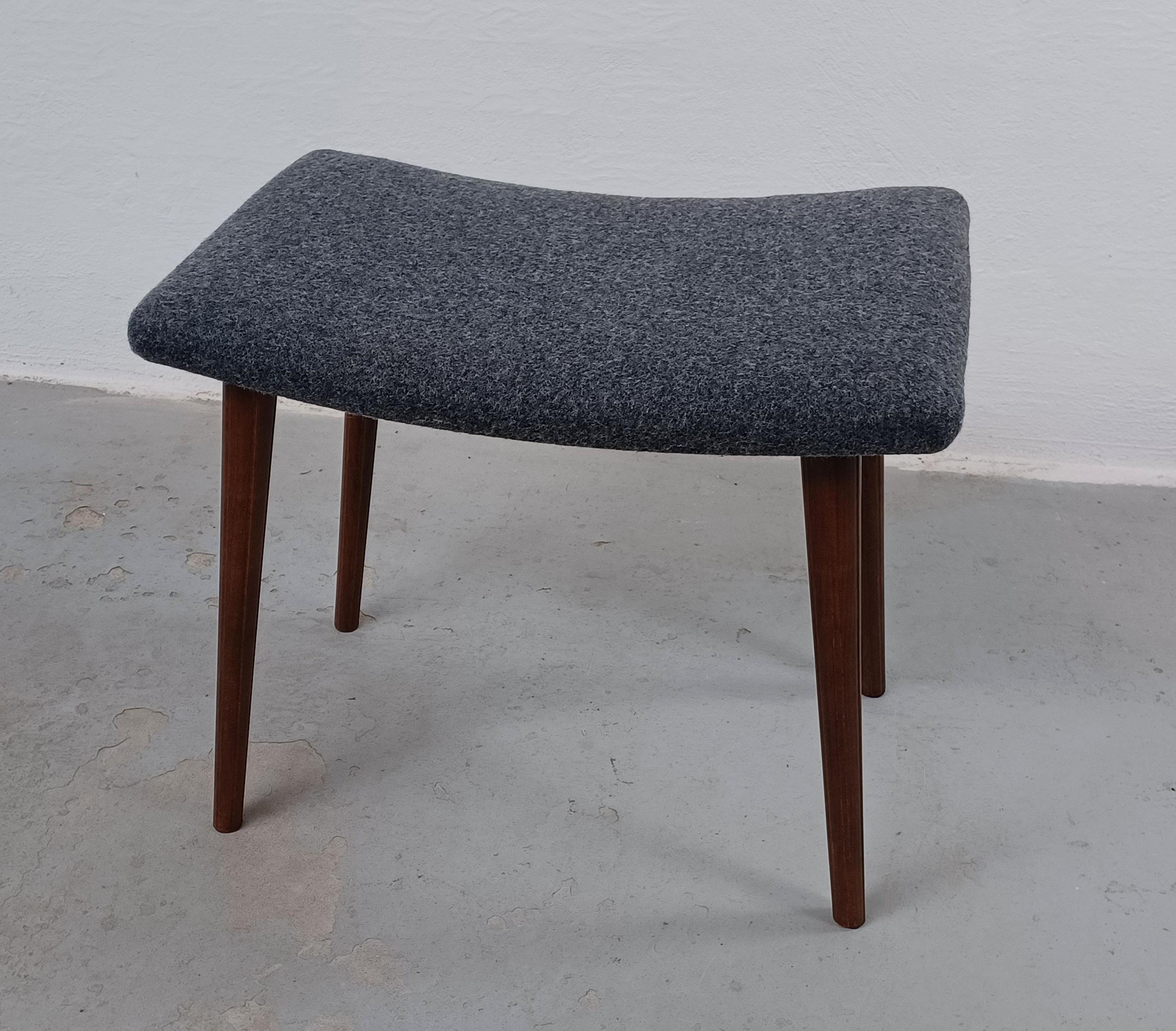 1950s Fully restored danish stool.

The stool feature a simple and elegant design with it's curved upholstered seat on top of it's four fluted chair legs in tanned beech and newly reupholstery in good condition.

The stool has been checked and