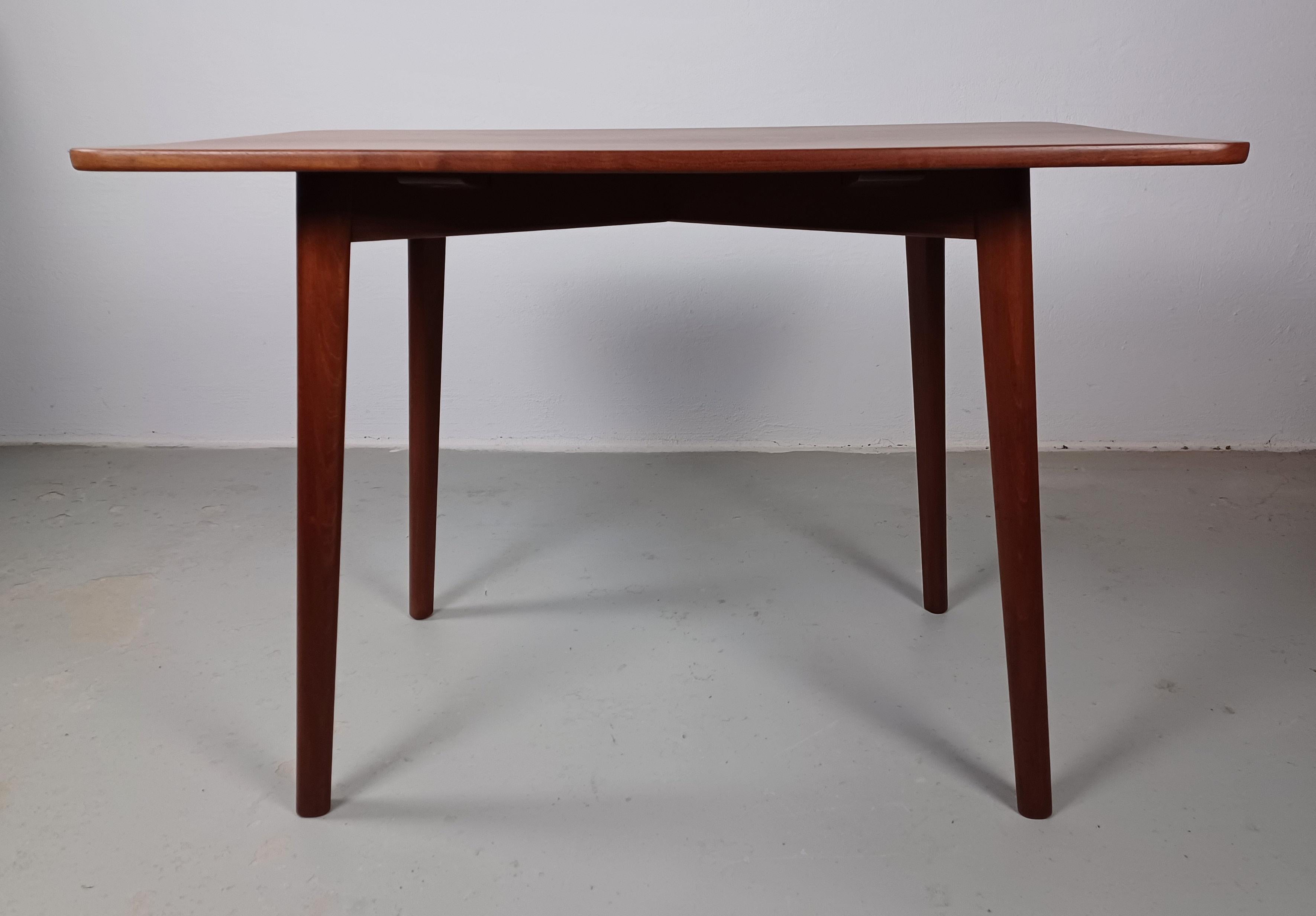 1950s Fully Restored Danish Mahogany Side Table  In Good Condition For Sale In Knebel, DK