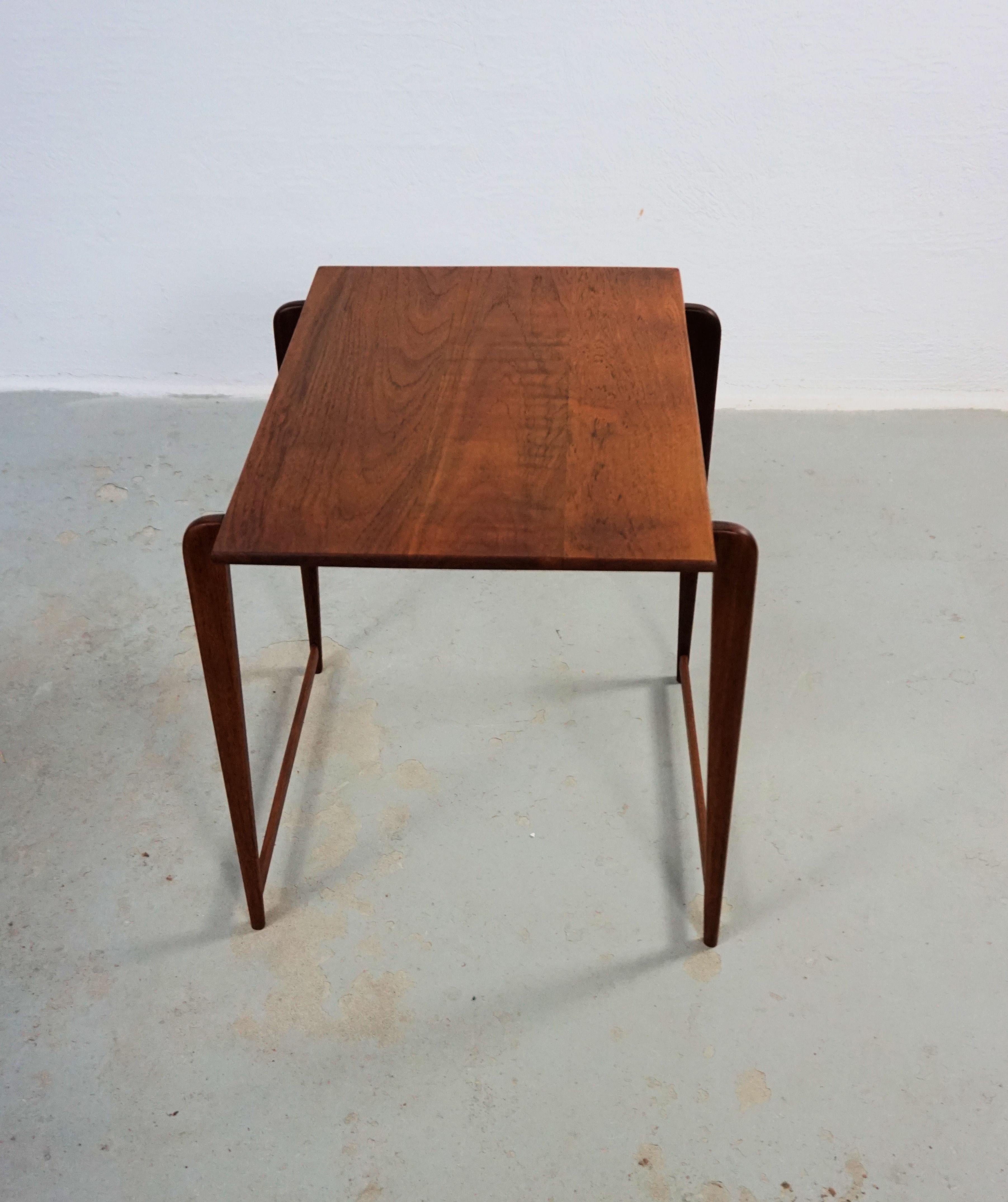 1950s fully restored Danish small side table in teak - shipping included.

The small sidetable with it's thin very elegant design where few and small details create a slimlined minimalistic elegant piece of furnite is an early example of the
