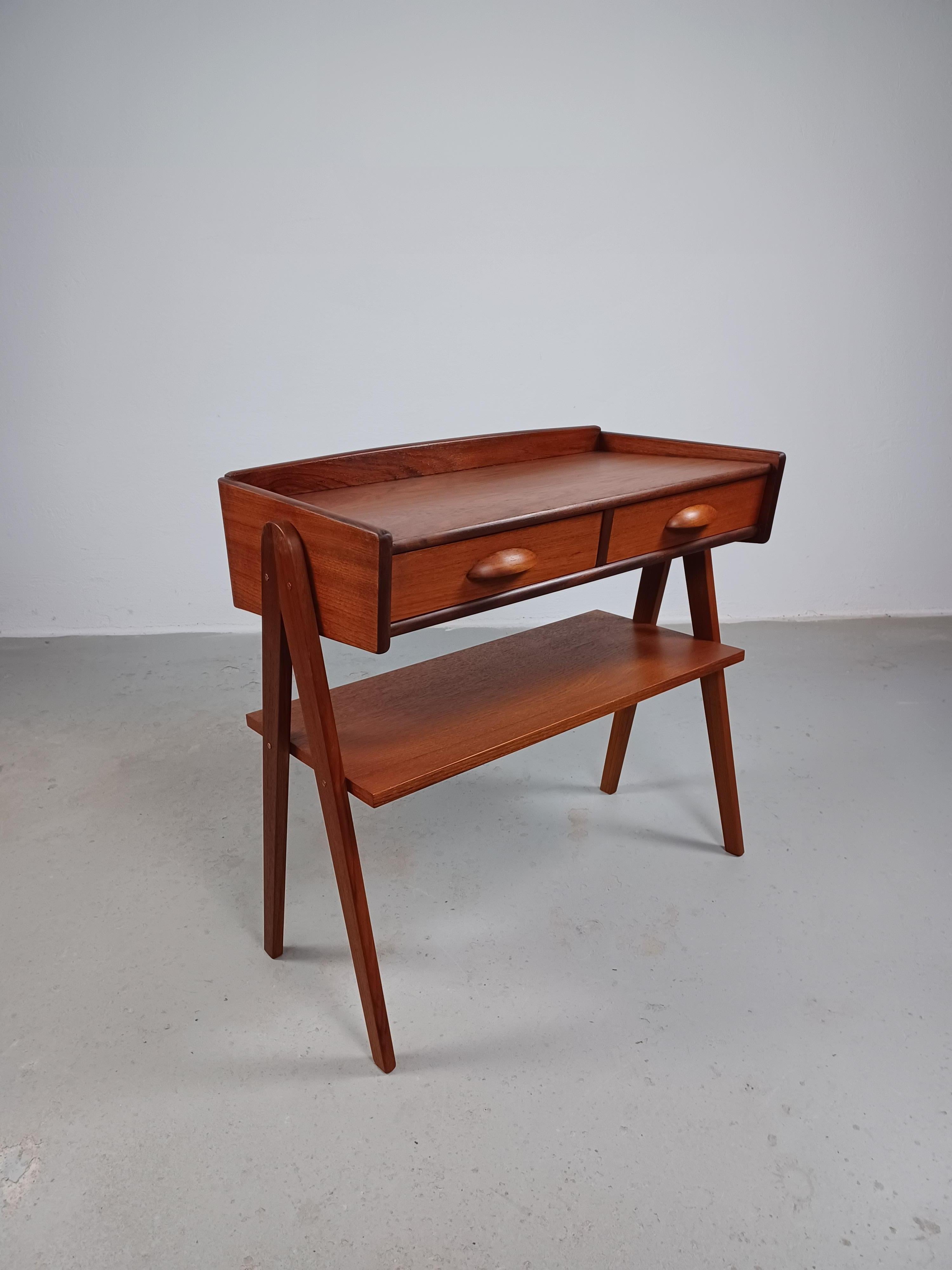 1950s Fully Restored Danish Søren Rasmussen Entry Table in Teak In Good Condition For Sale In Knebel, DK