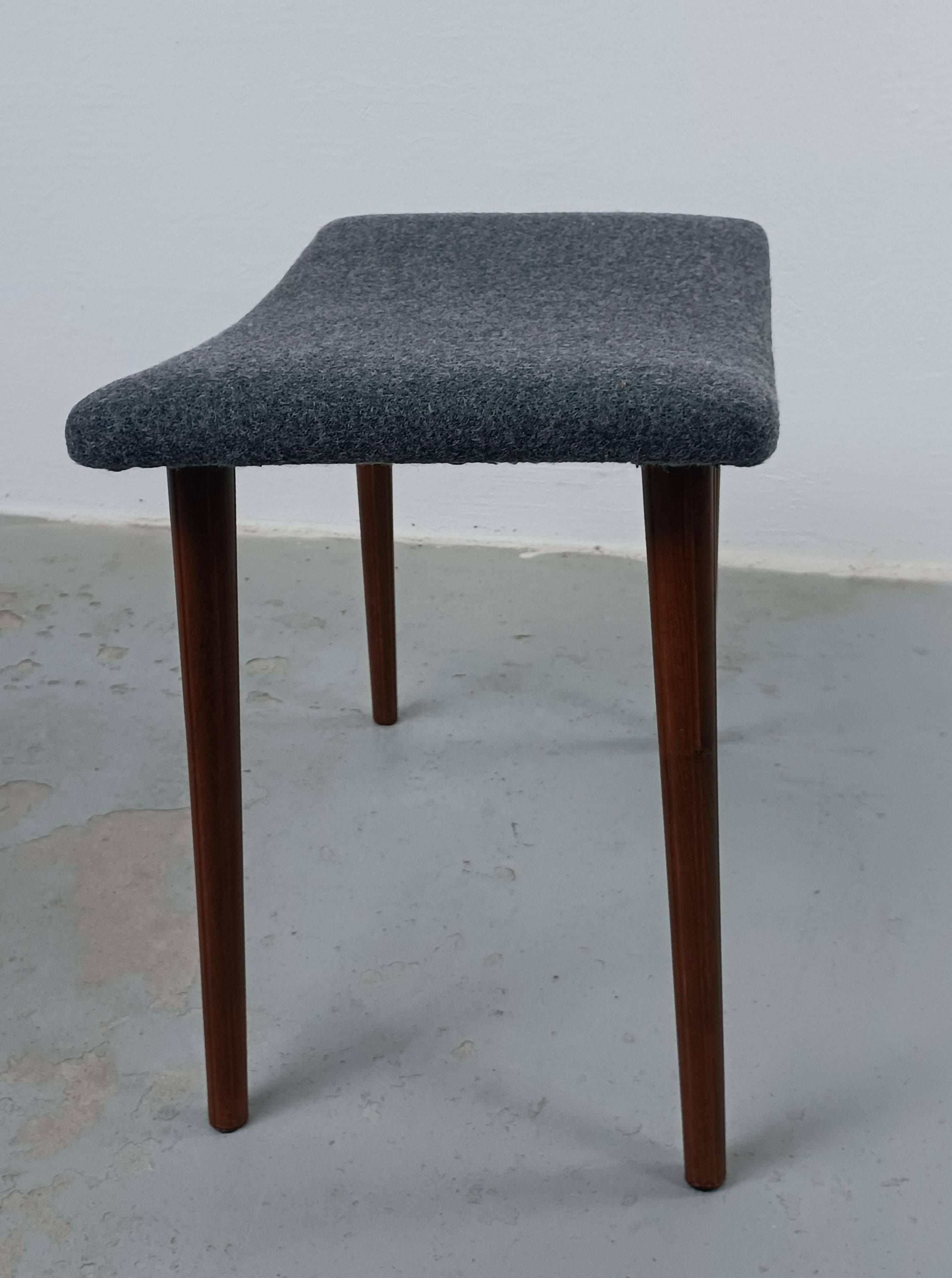 1950 Sgabello danese completamente restaurato.

Lo sgabello ha un design semplice ed elegante, con il suo sedile imbottito curvo in cima alle quattro gambe scanalate in faggio abbronzato e una tappezzeria appena rifatta in buone condizioni.

Lo
