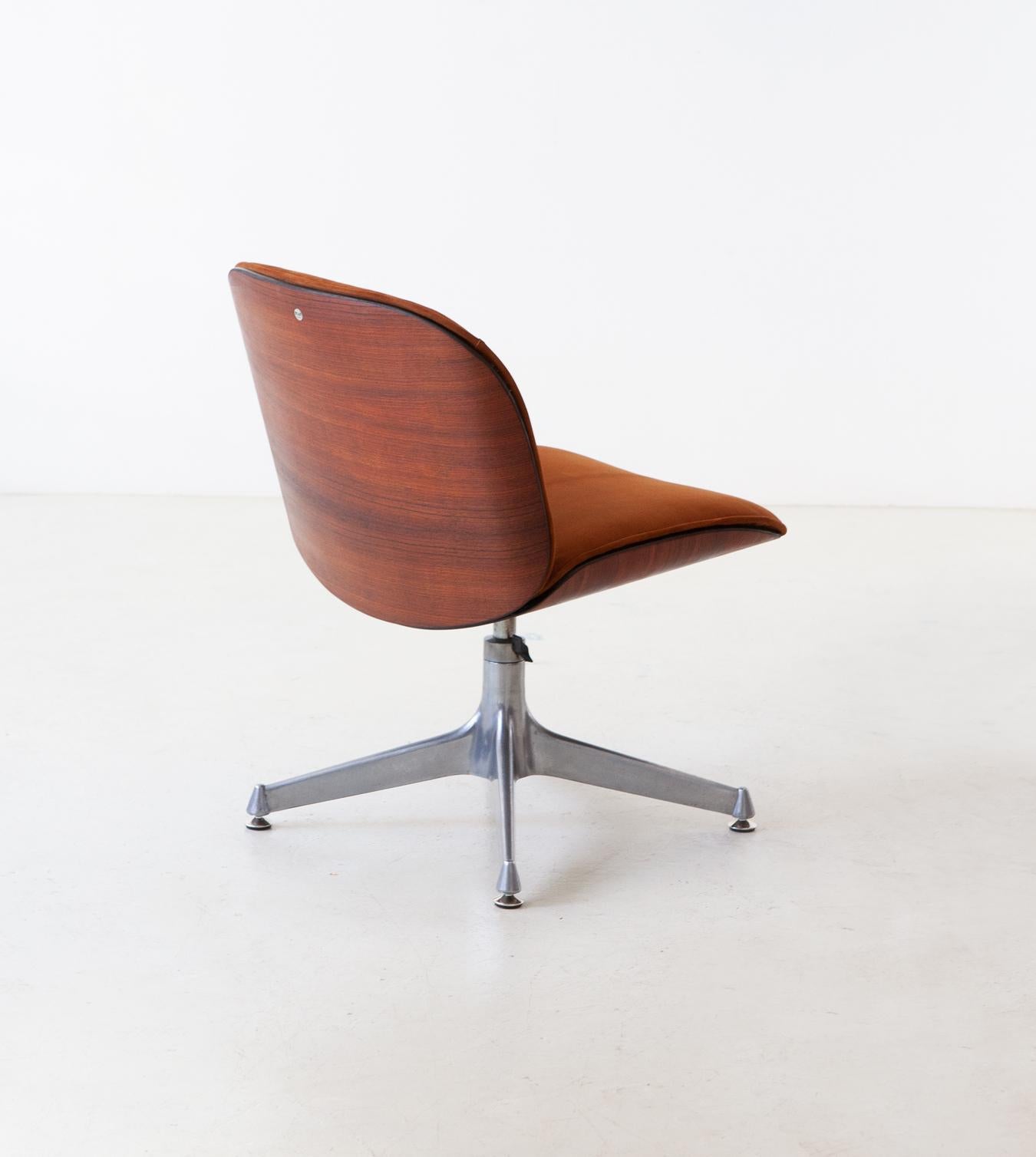 Modernist swivel chair designed by Ico Parisi and produced by M.I.M. (Mobili Italiani Moderni) Roma, Italy

This is the 1st series from the 1950s.

Fully restored curved rosewood frame with a deep sanding of the original finishing , then a light