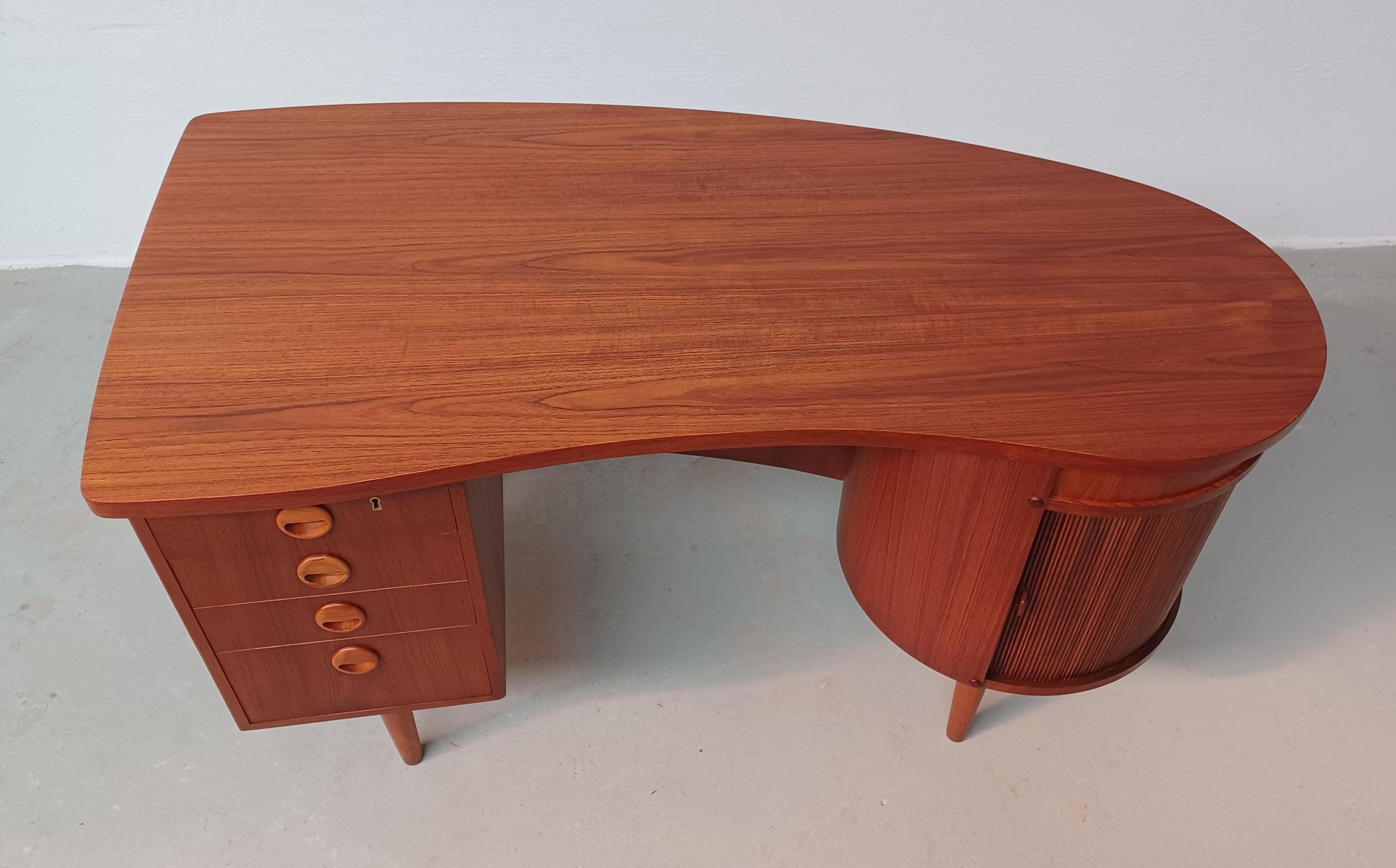 1950's Fully Restored Teak Executive Writing Desk from Feldballes Møbelfabrik In Good Condition In Knebel, DK