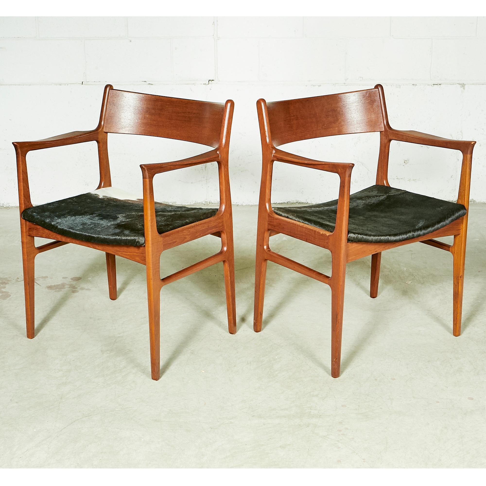 1950s Funder-Schmidt Madsen Odense Denmark Teak Arm Chairs w/ Cowhide Seats, Pr (Skandinavische Moderne) im Angebot