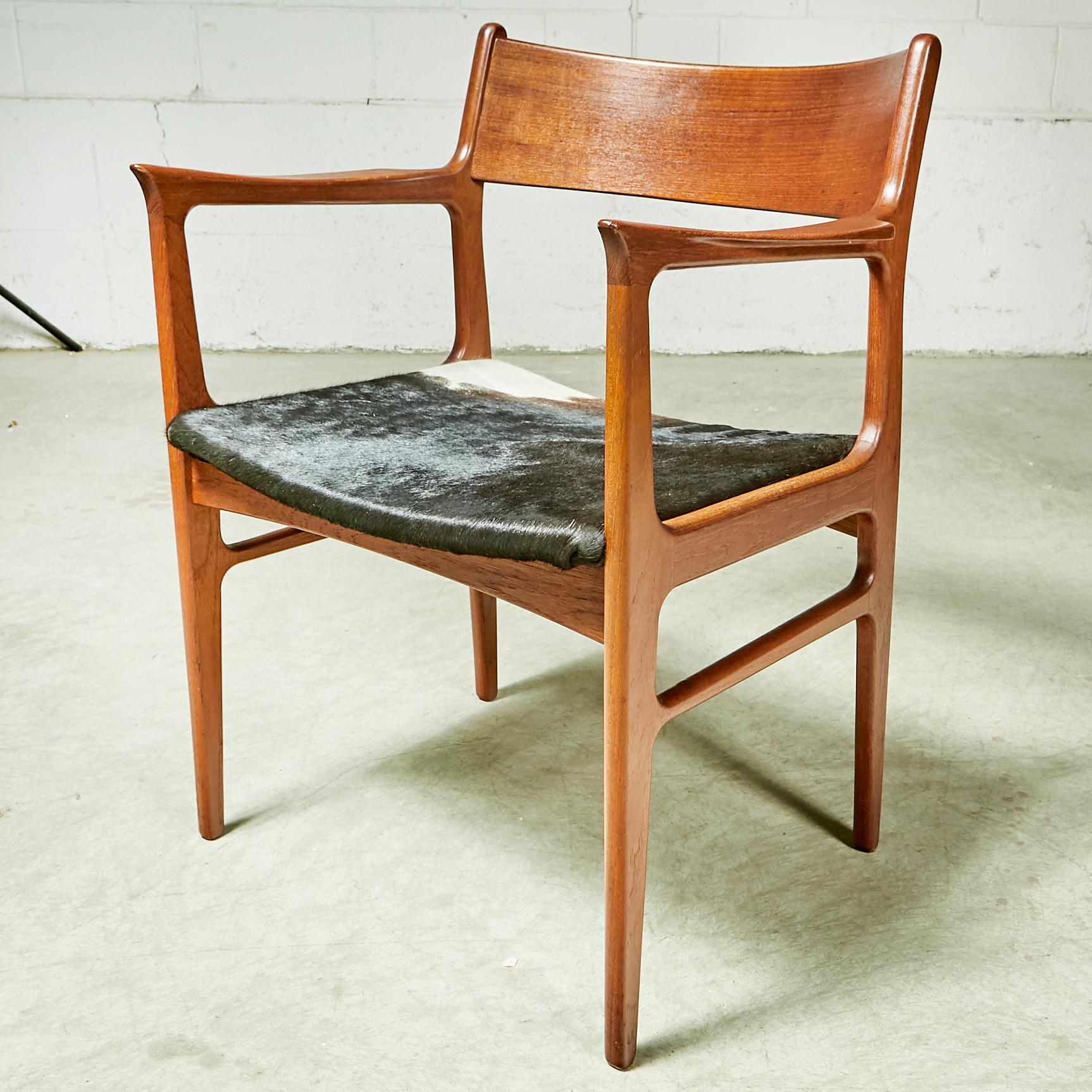 1950s Funder-Schmidt Madsen Odense Denmark Teak Arm Chairs w/ Cowhide Seats, Pr (Rindsleder) im Angebot