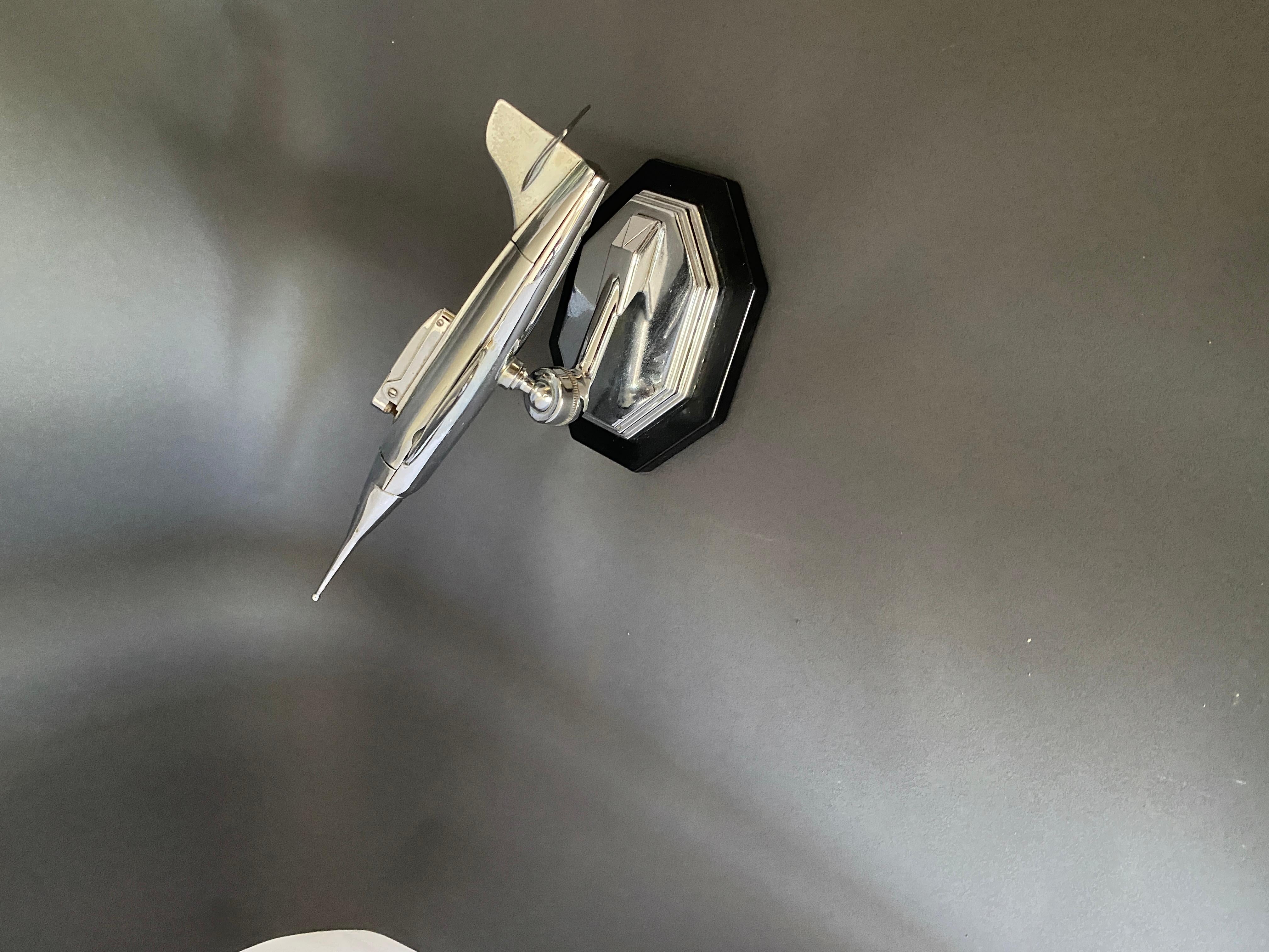 Mid-Century Modern 1950s Gala Sonic Chrome Model of a Jet Fighter Plane (Modèle chromé d'un avion de chasse) en vente