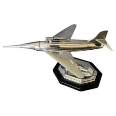 1950s Gala Sonic Chrome Model of a Jet Fighter Plane (Modèle chromé d'un avion de chasse)