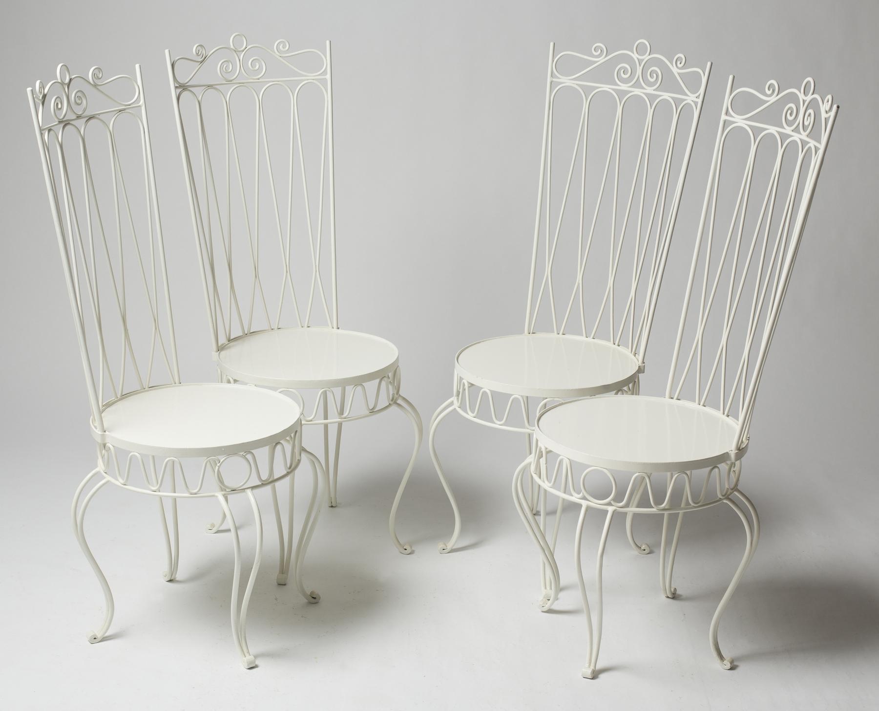 Garden furniture including a large round table and four chairs, white lacquered wrought iron structure,
circa 1950.

Measures: Table diameter 39.37 in
Table height 29.92 in.