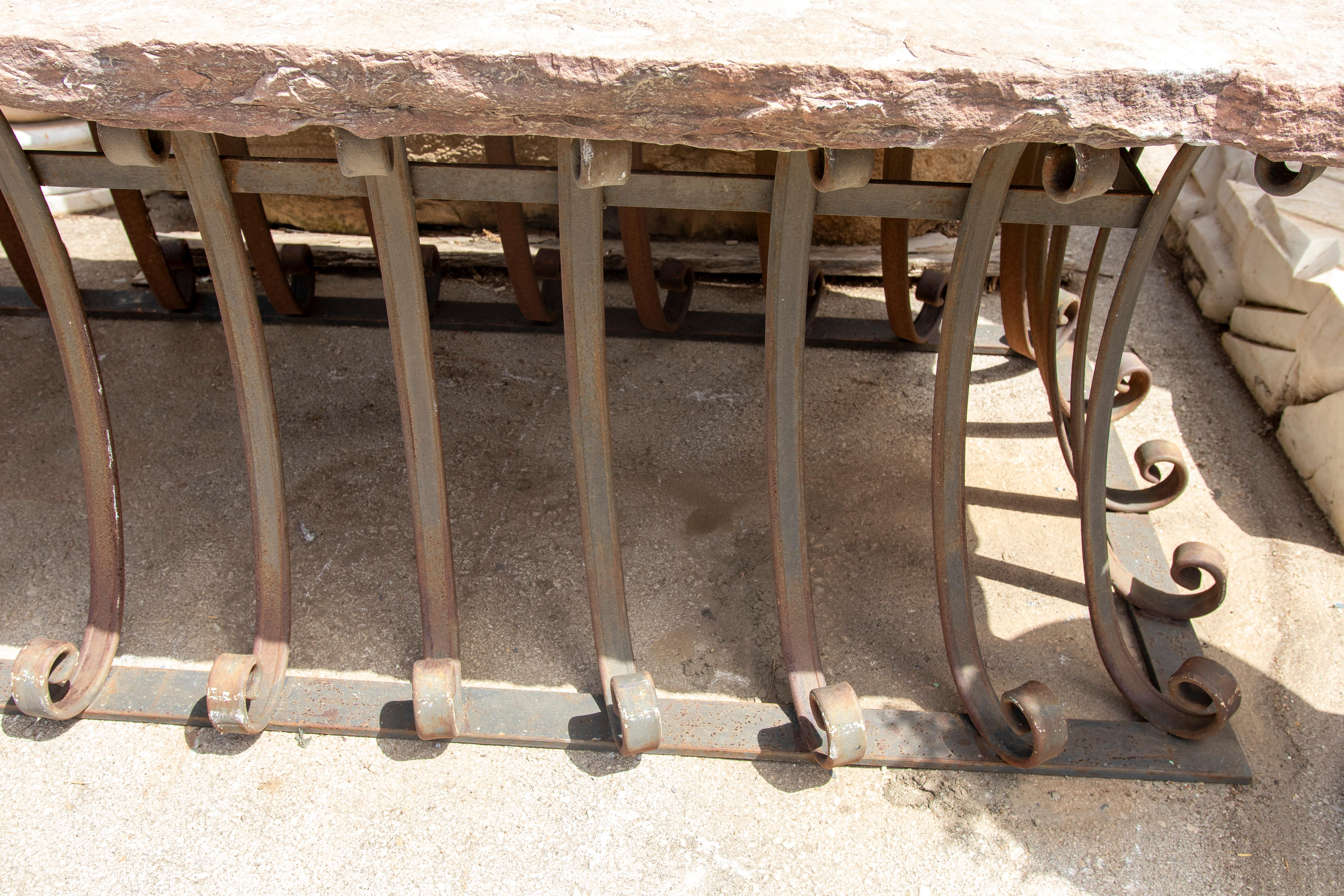 Mesa de jardín de los años 50 con tablero de piedra natural y base de hierro forjado artesanal en venta 4