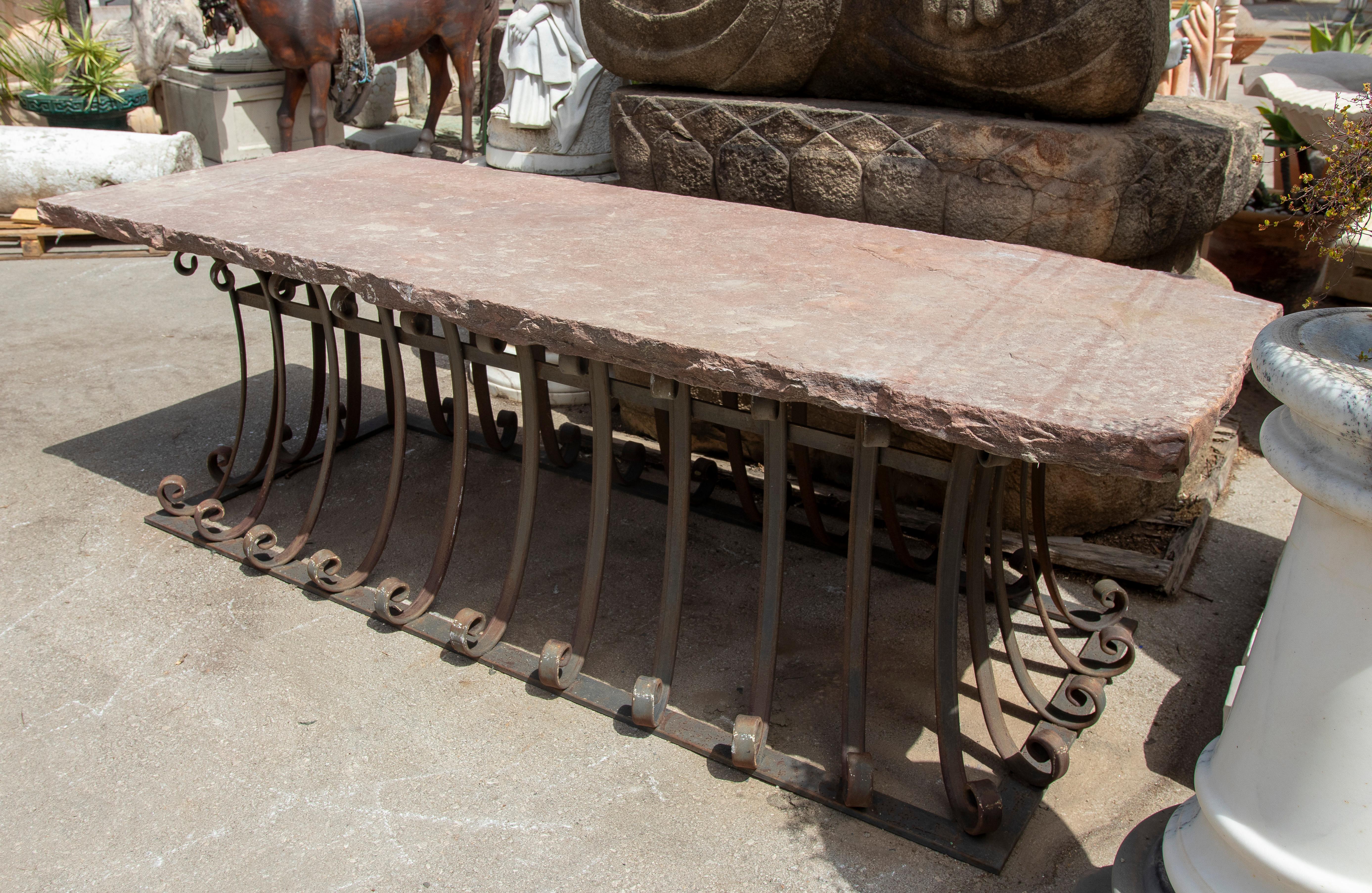 Mesa de jardín de los años 50 con tablero de piedra natural y base de hierro forjado artesanal en venta 7