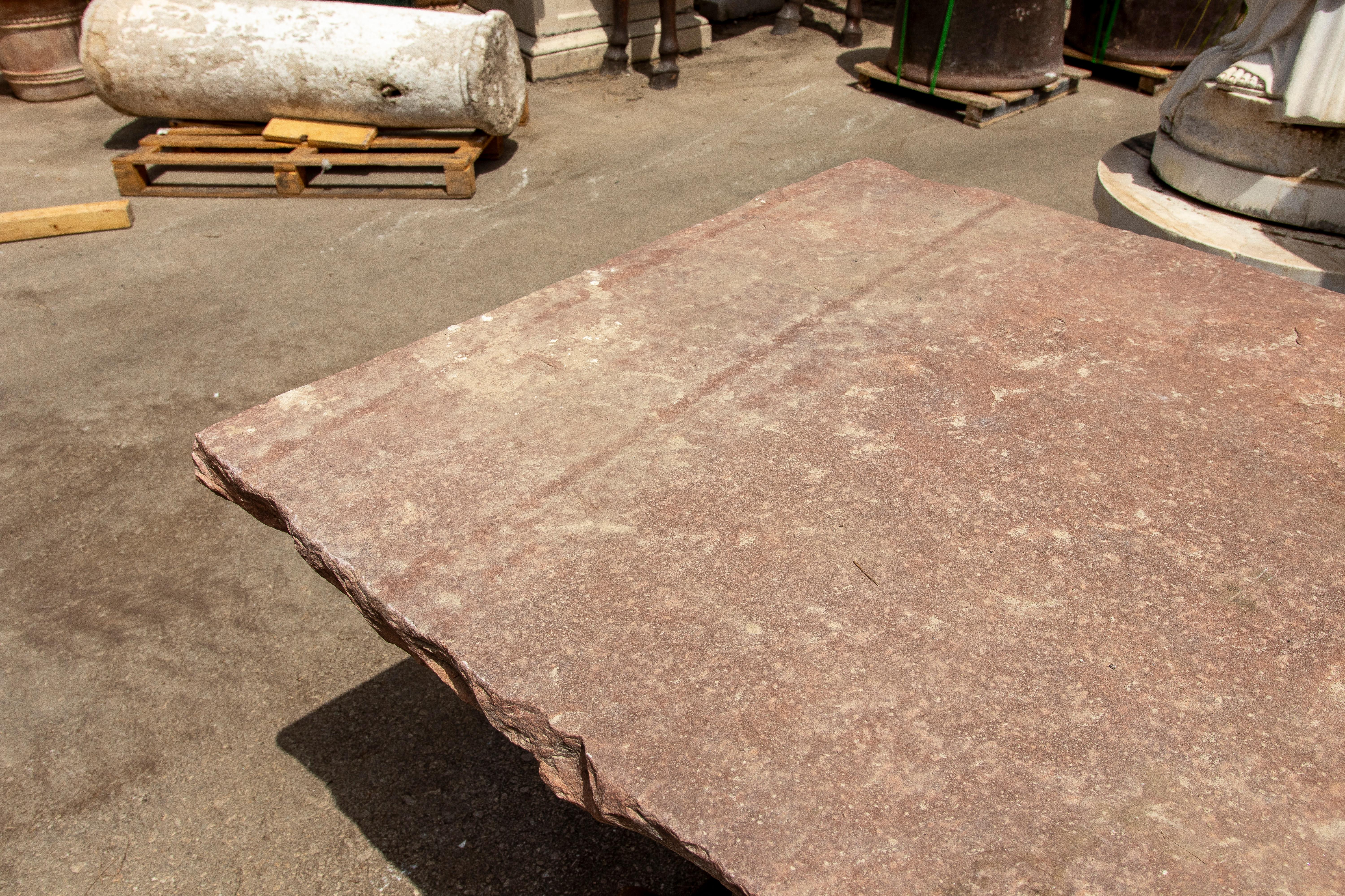 Mesa de jardín de los años 50 con tablero de piedra natural y base de hierro forjado artesanal en venta 8