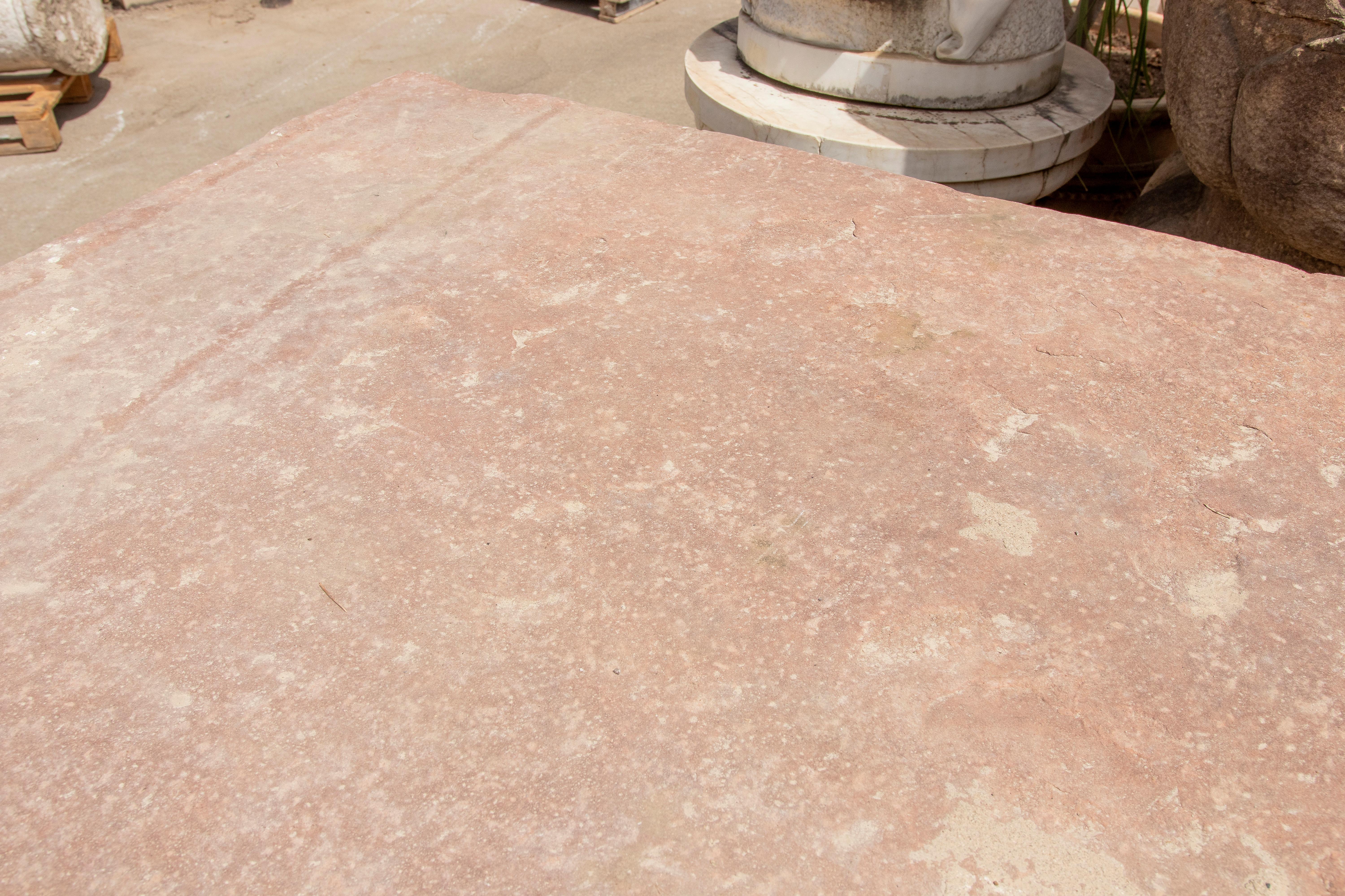 Mesa de jardín de los años 50 con tablero de piedra natural y base de hierro forjado artesanal en venta 9