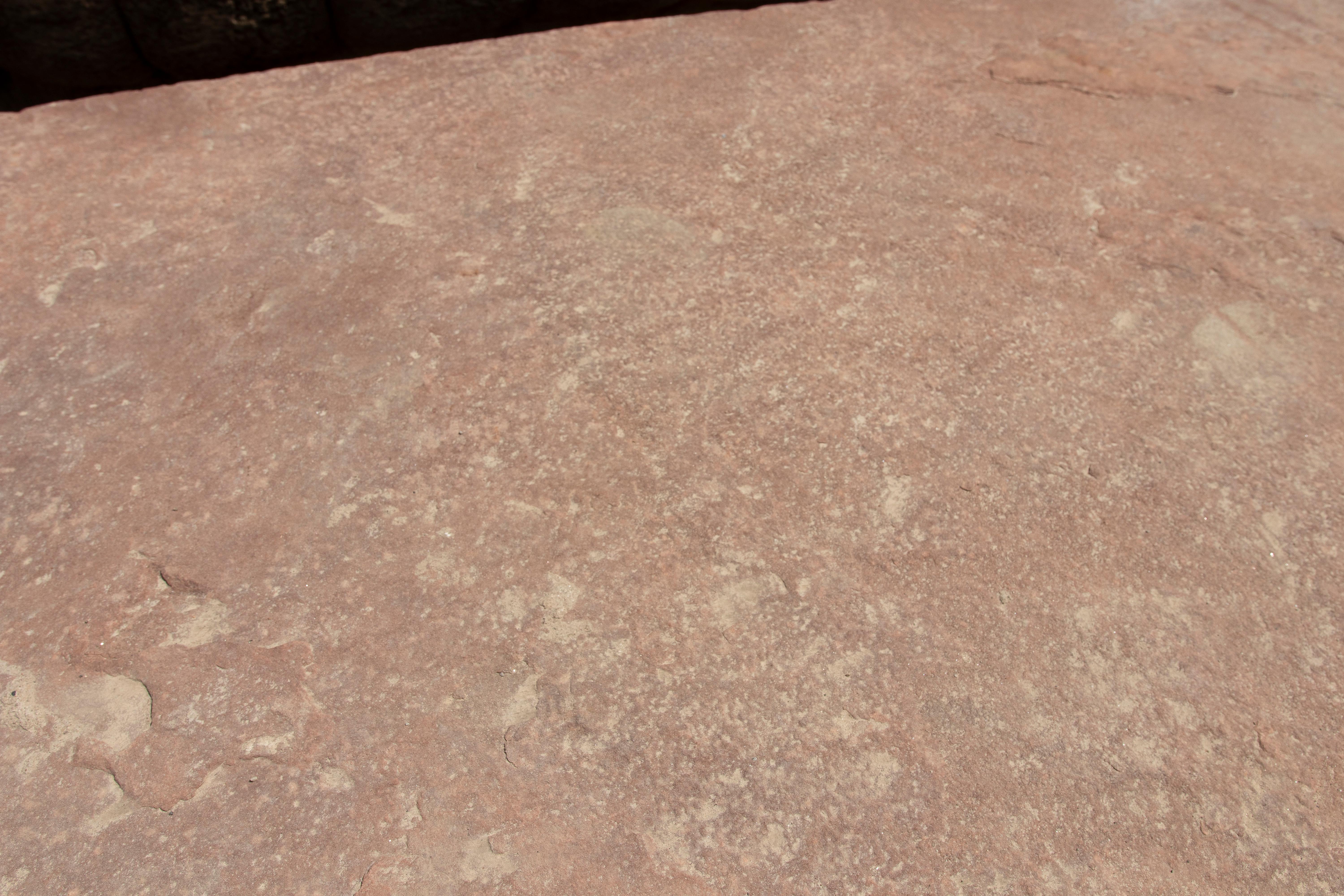Mesa de jardín de los años 50 con tablero de piedra natural y base de hierro forjado artesanal en venta 11