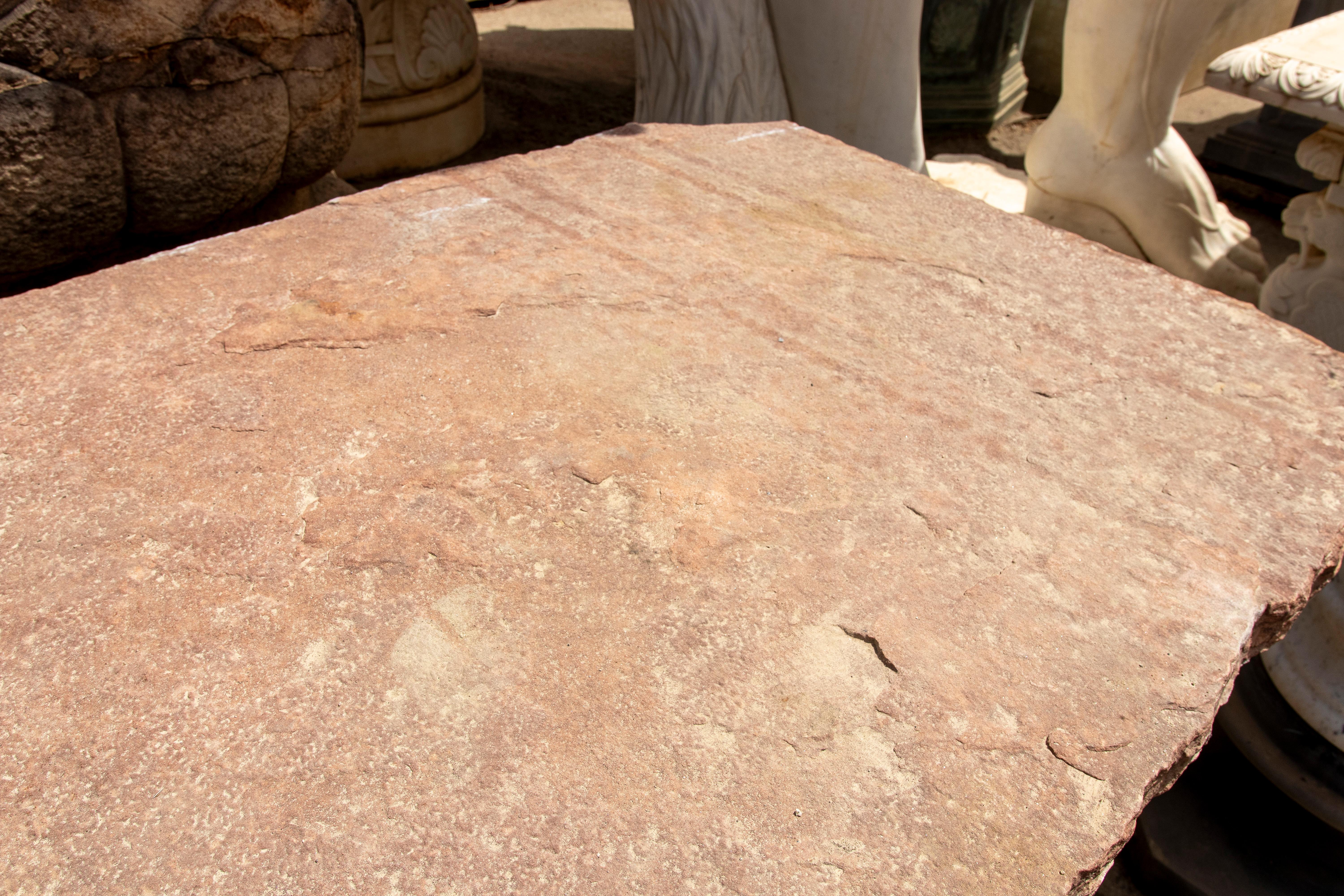 Mesa de jardín de los años 50 con tablero de piedra natural y base de hierro forjado artesanal en venta 12