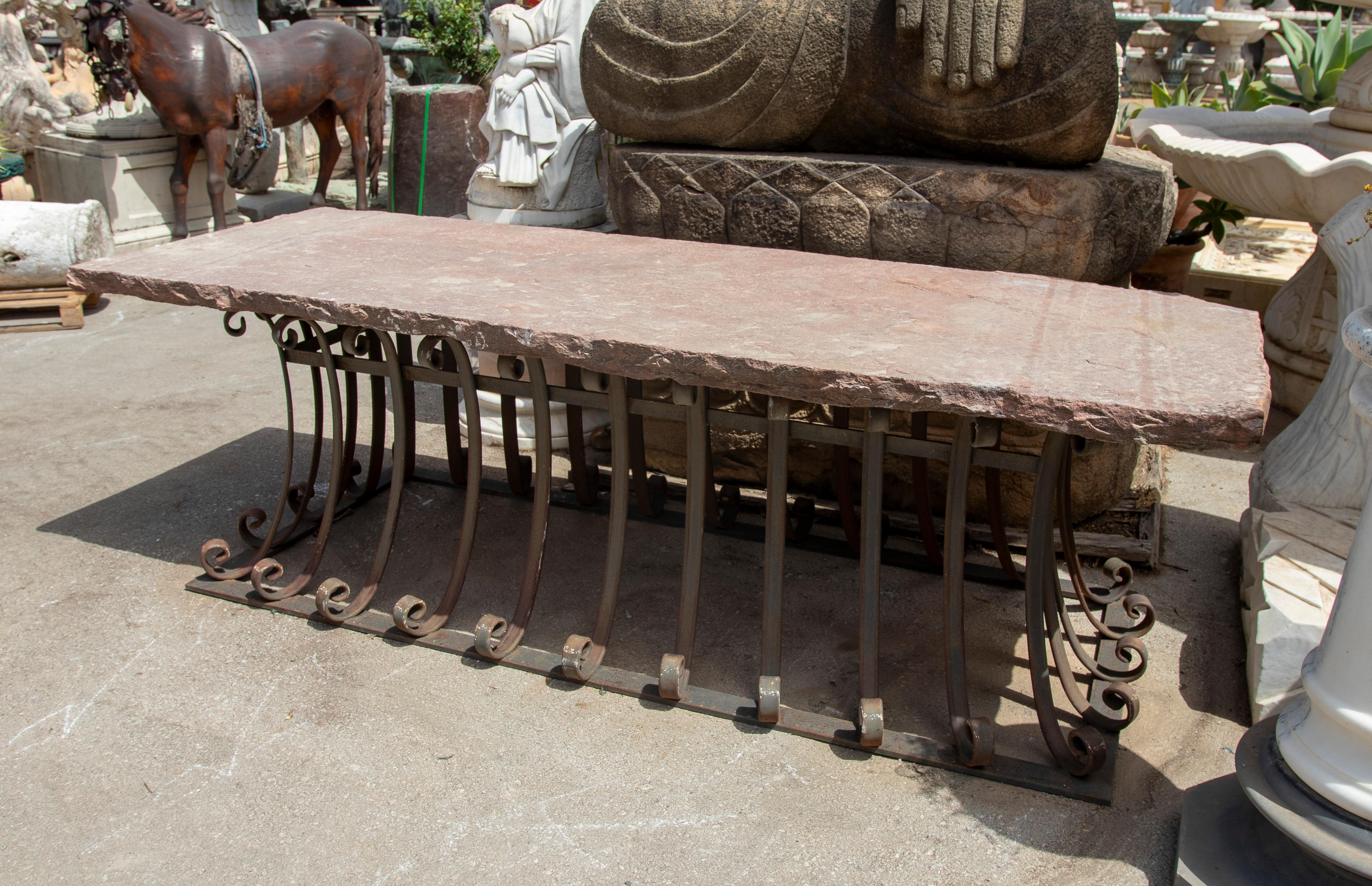 Mesa de jardín de los años 50 con tablero de piedra natural y base de hierro forjado artesanal Español en venta