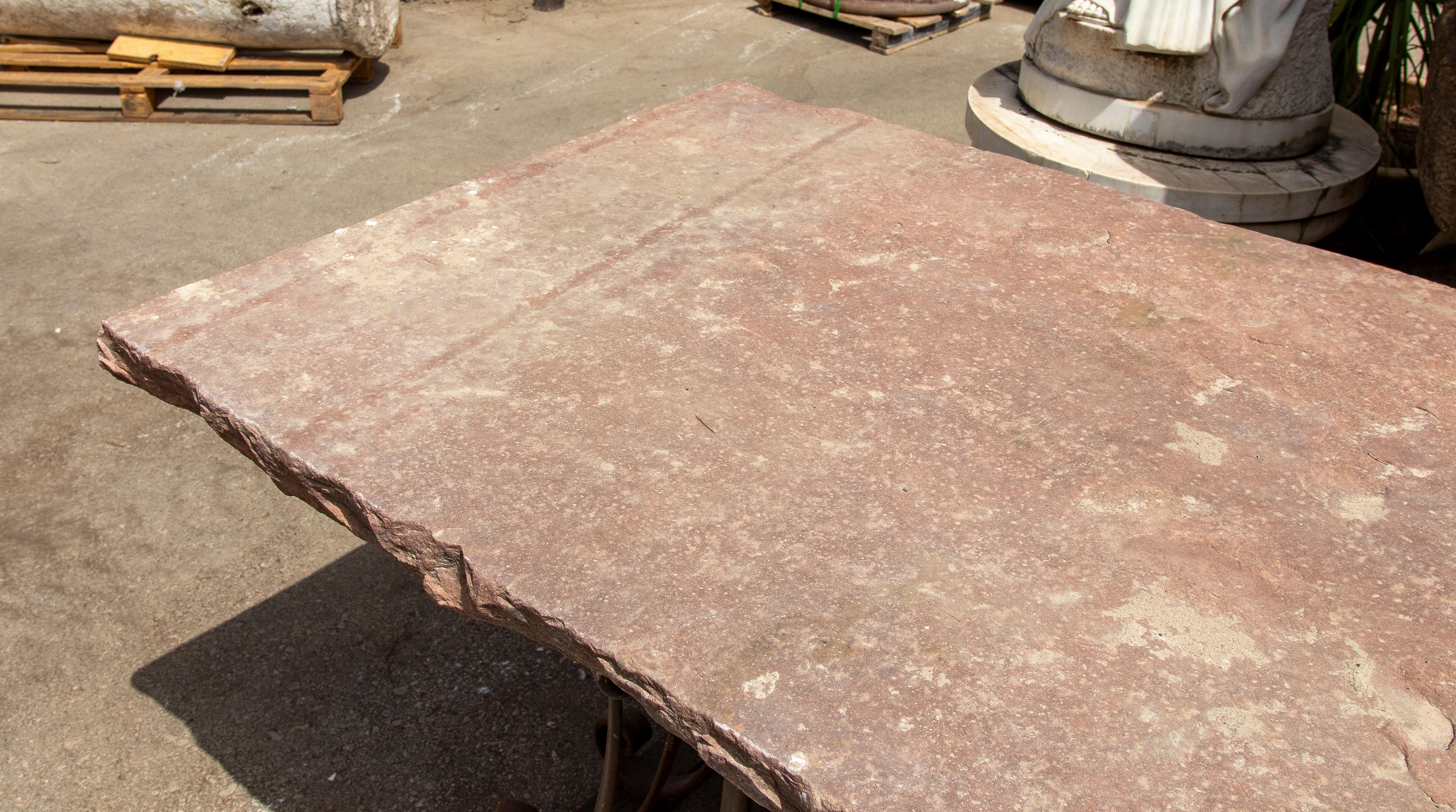 Mesa de jardín de los años 50 con tablero de piedra natural y base de hierro forjado artesanal en Bueno estado para la venta en Marbella, ES