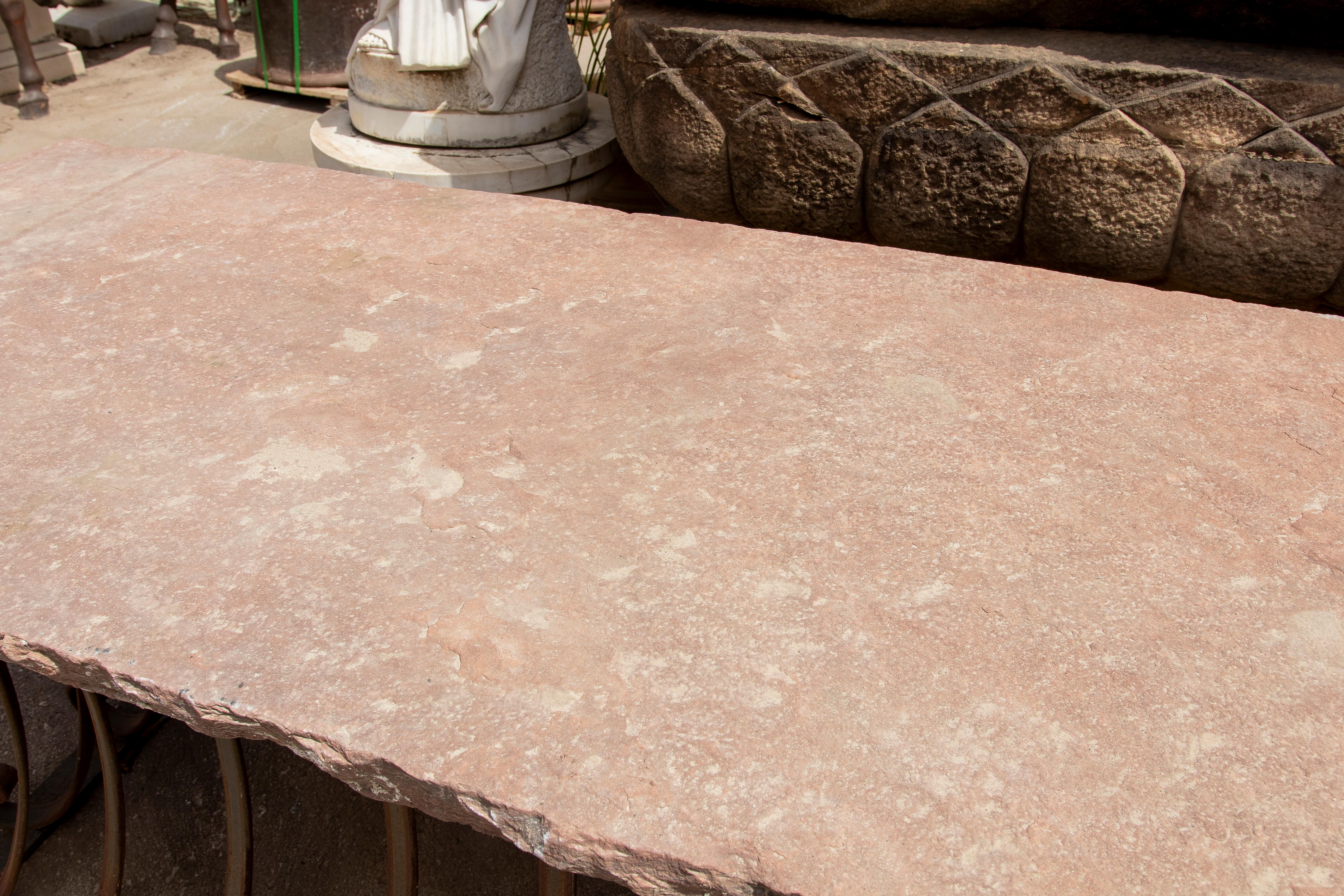 Mesa de jardín de los años 50 con tablero de piedra natural y base de hierro forjado artesanal siglo XX en venta