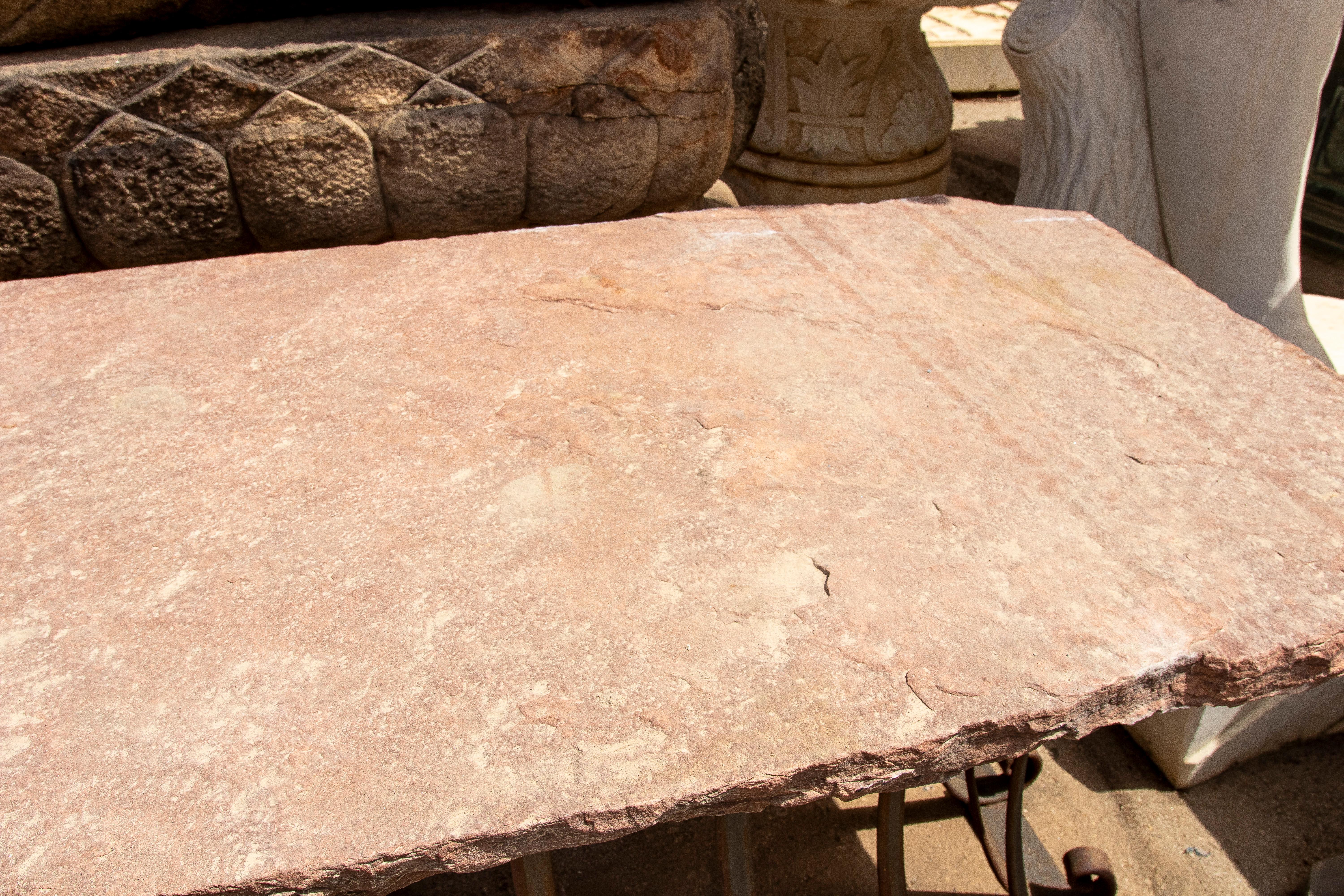Mesa de jardín de los años 50 con tablero de piedra natural y base de hierro forjado artesanal Piedra en venta