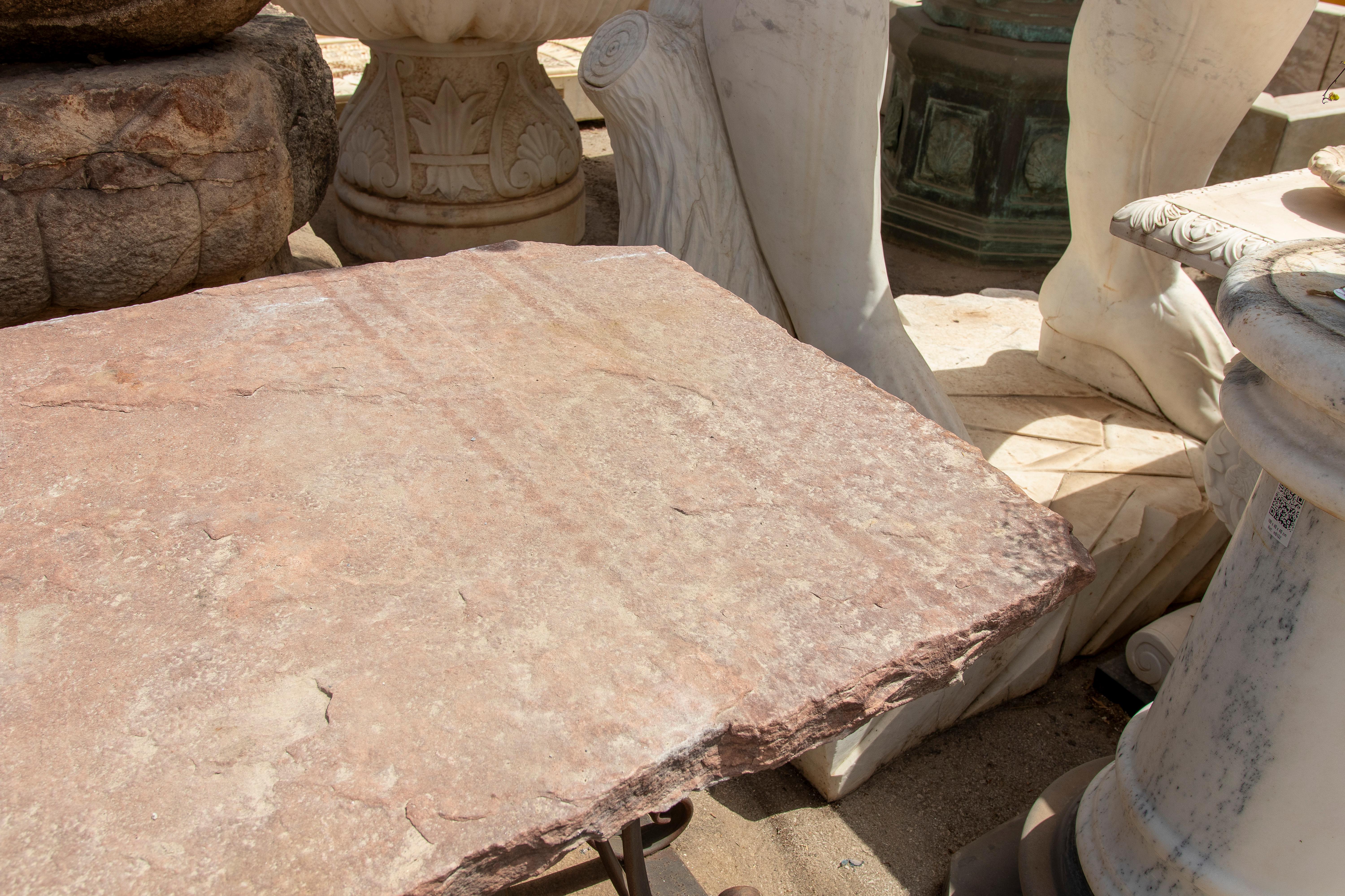 Mesa de jardín de los años 50 con tablero de piedra natural y base de hierro forjado artesanal en venta 1