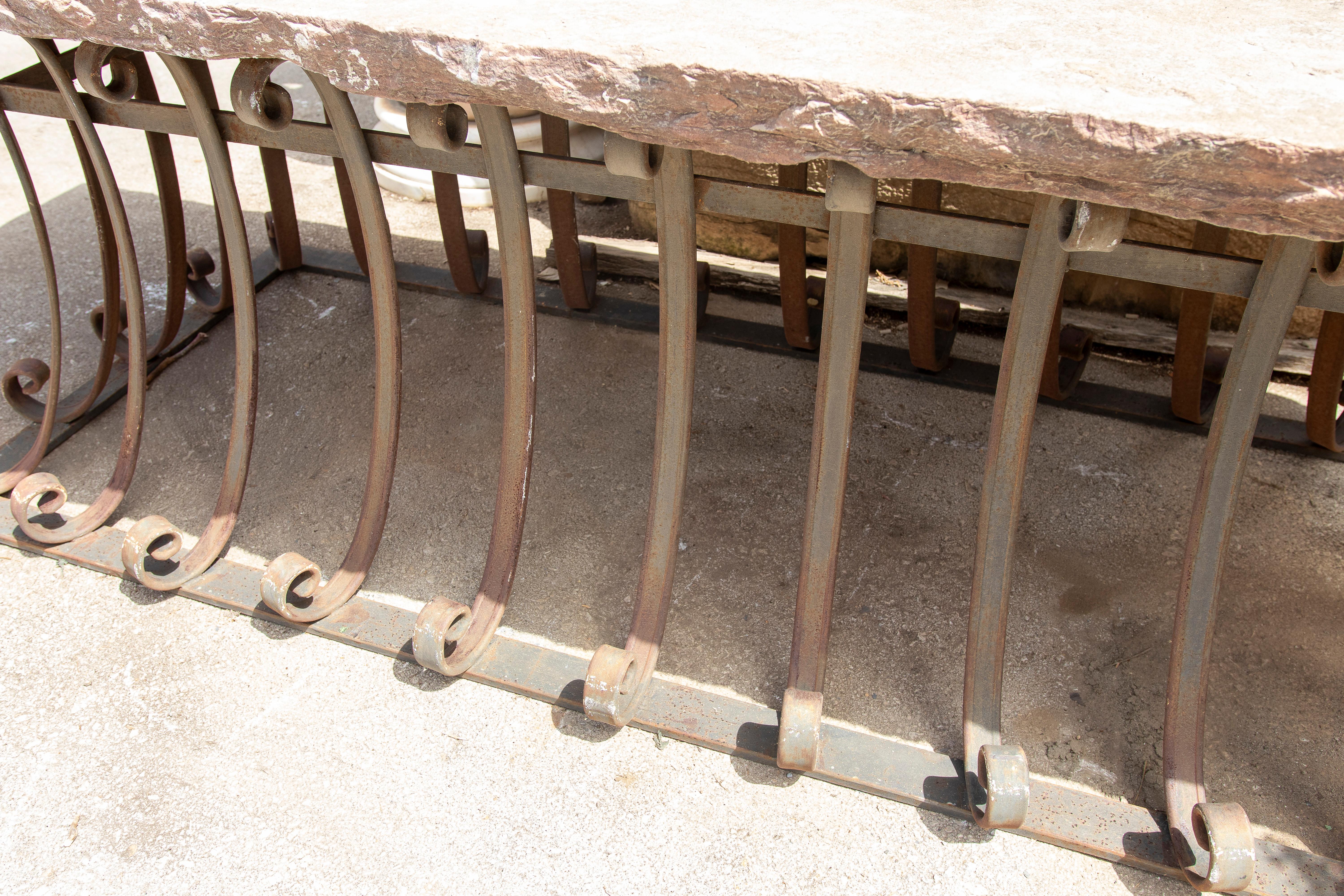 Mesa de jardín de los años 50 con tablero de piedra natural y base de hierro forjado artesanal en venta 3