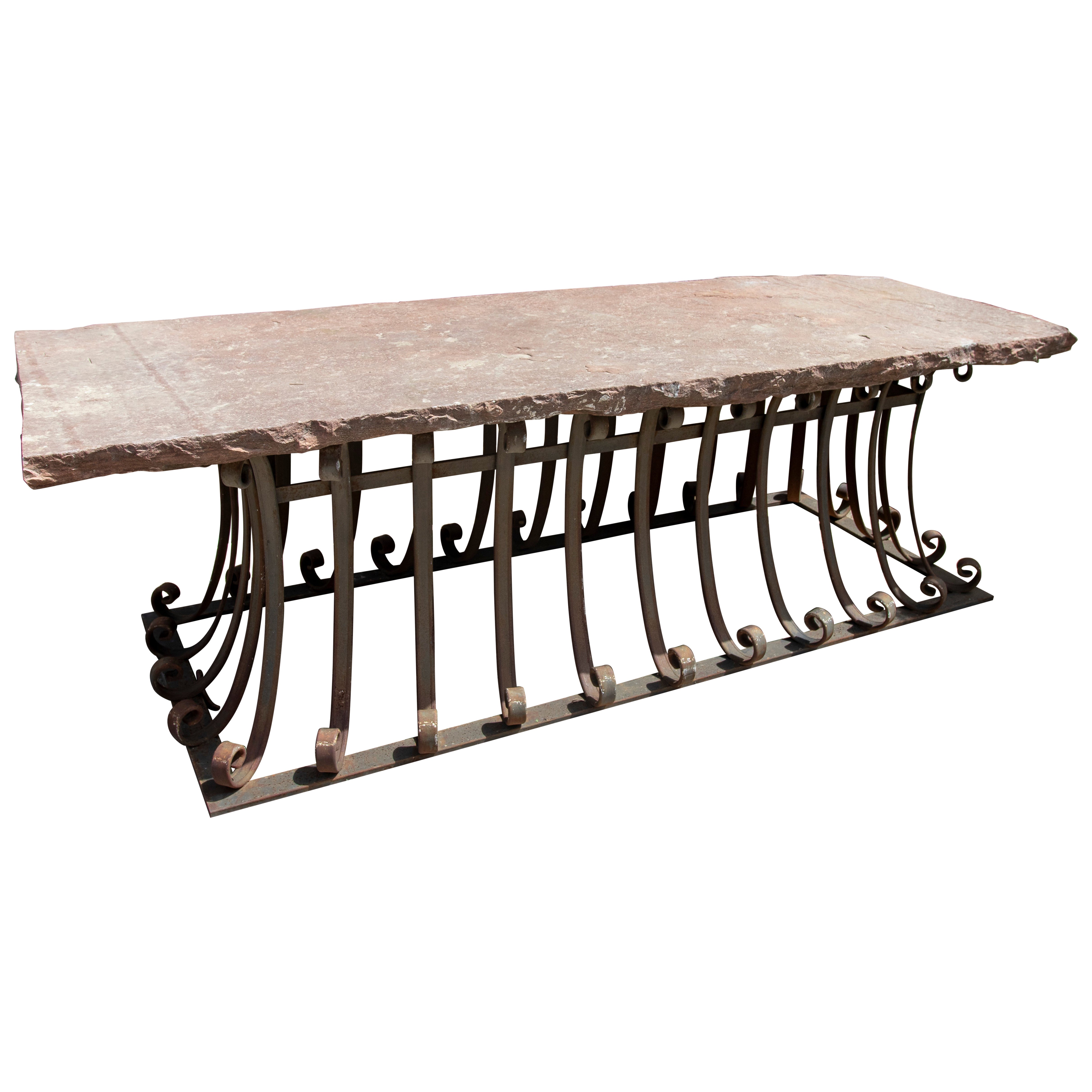 Mesa de jardín de los años 50 con tablero de piedra natural y base de hierro forjado artesanal en venta