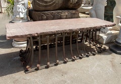 Mesa de jardín de los años 50 con tablero de piedra natural y base de hierro forjado artesanal
