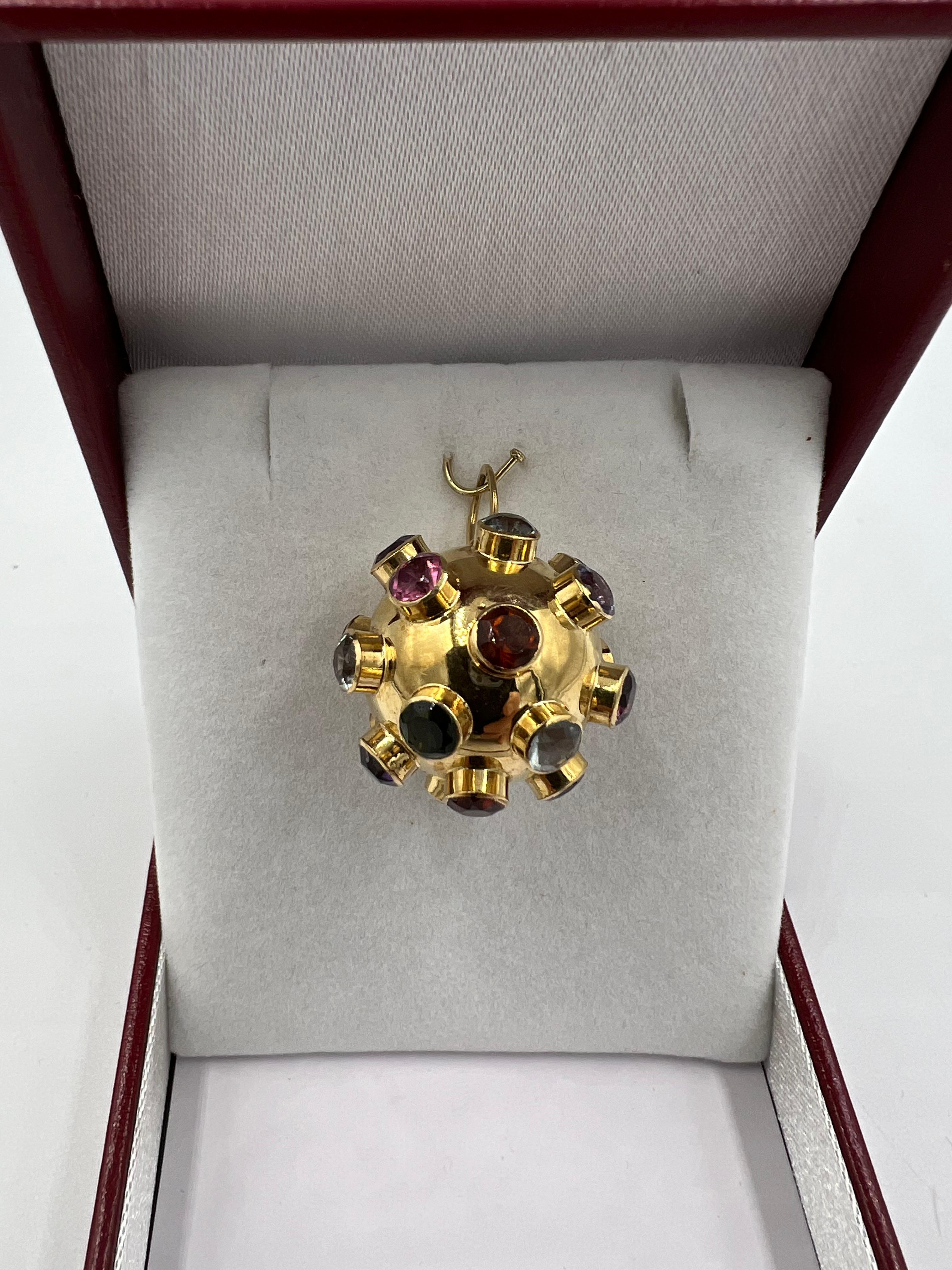 1950s Multi-gemstone 18k yellow gold Sputnik pendant.

The 1950s multi-gemstone 18K yellow gold Sputnik pendant epitomizes the artistic spirit of mid-century modern design, reflecting a unique interplay between innovation and aesthetic appeal. Named