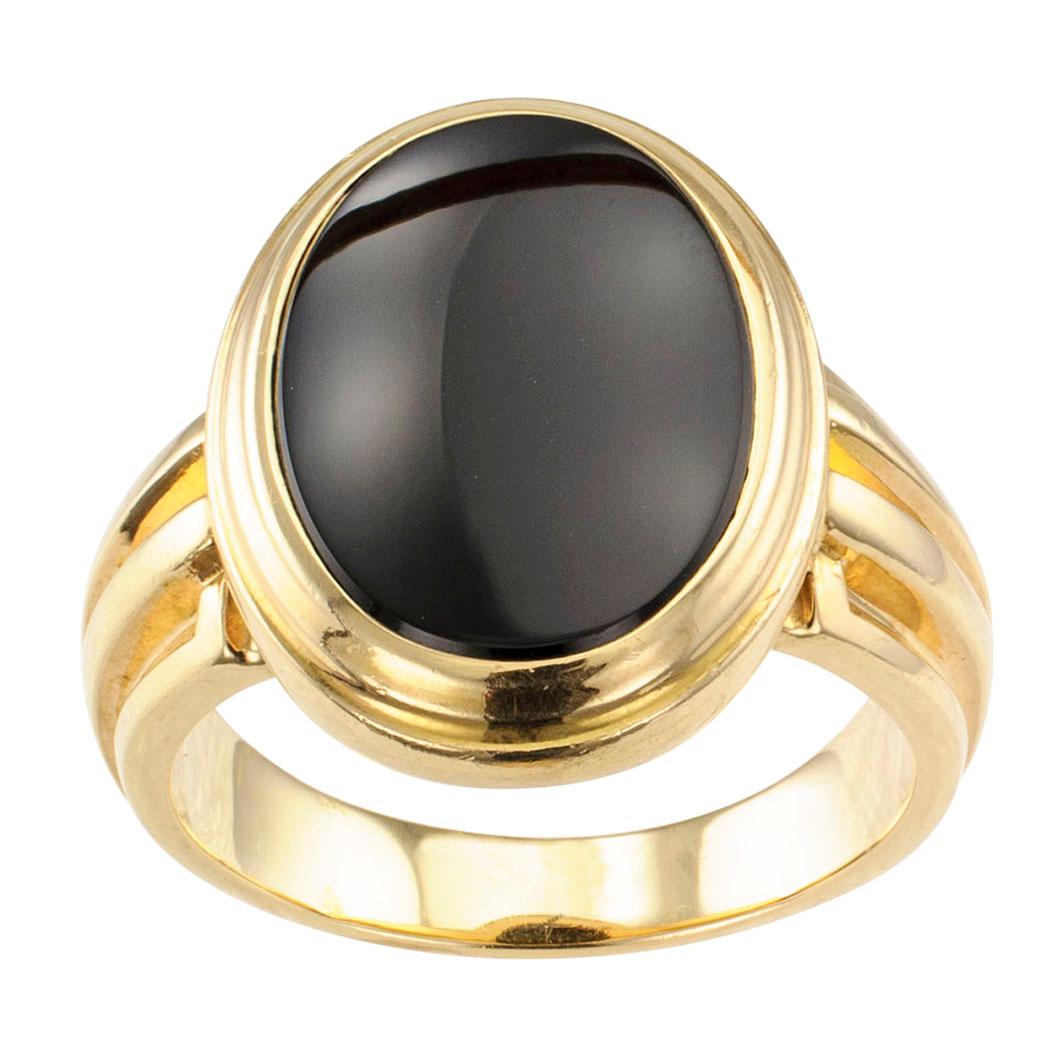 Gentleman’s mid-century onyx and gold ring circa 1950. Featuring a buff-top black onyx in a stepped bezel to the fluted, tapering shoulders mounted in 14-karat yellow gold. This is an extremely attractive and masculine ring, a classic design with
