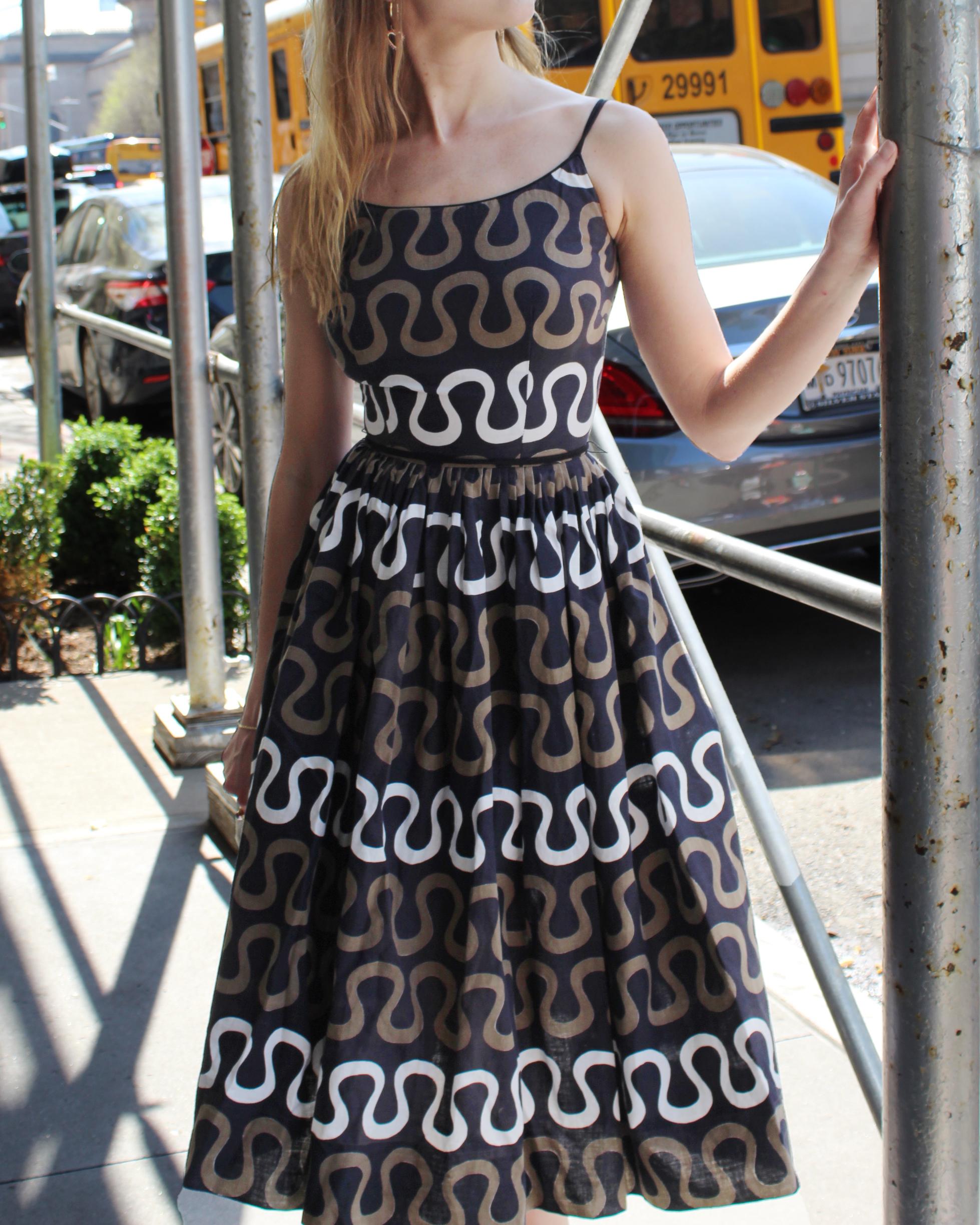 J'adore l'imprimé serpentin de cette robe de soleil vintage, à la fois géométrique et organique. Il est confectionné dans un coton respirant, parfait pour tous les temps. Il est si joliment construit : le corsage ajusté laisse place à une jupe
