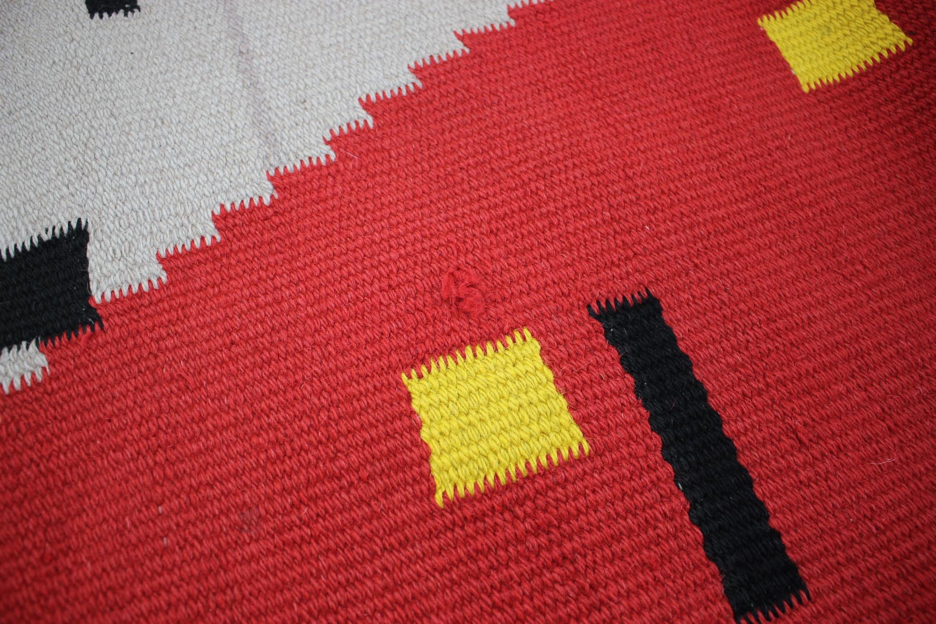 Geometrischer Woll-Kilim-Teppich aus den 1950er Jahren im Stil von Antonin Kybal  im Angebot 4