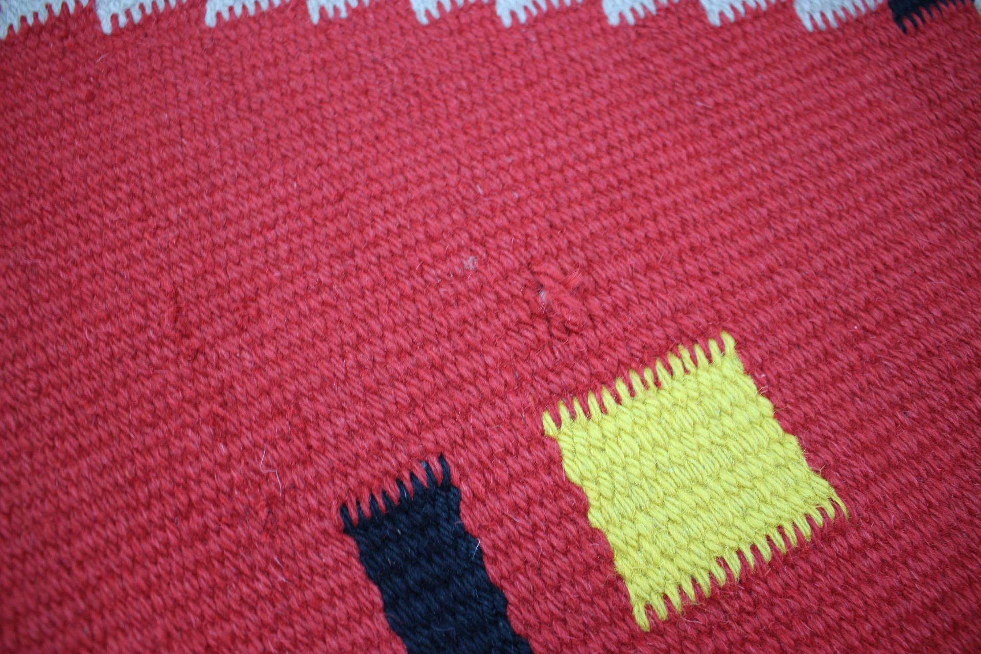 Metà XX secolo Tappeto Kilim geometrico in lana degli anni '50 nello stile di Antonin Kybal in vendita