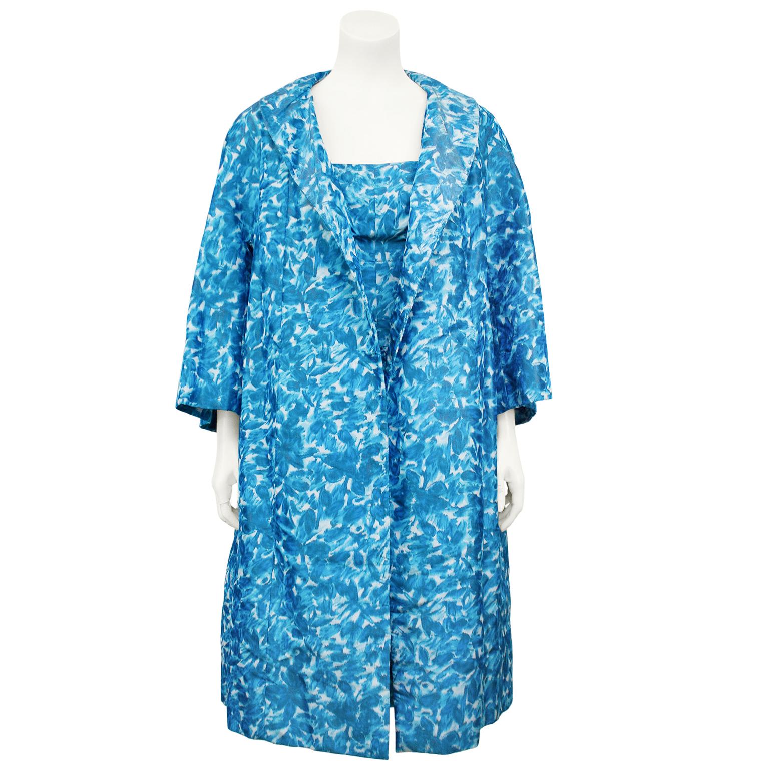 Superbe ensemble en taffetas de soie bleu à fleurs abstraites George Carmel New York des années 1950. La robe Cocktial présente une encolure carrée, un corsage ajusté et une jupe bulle à volants. La finition est parfaite avec une demi-courroie qui
