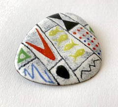 Spilla a forma di pesce boomerang modernista americano con smalto di rame George Faddis del 1950