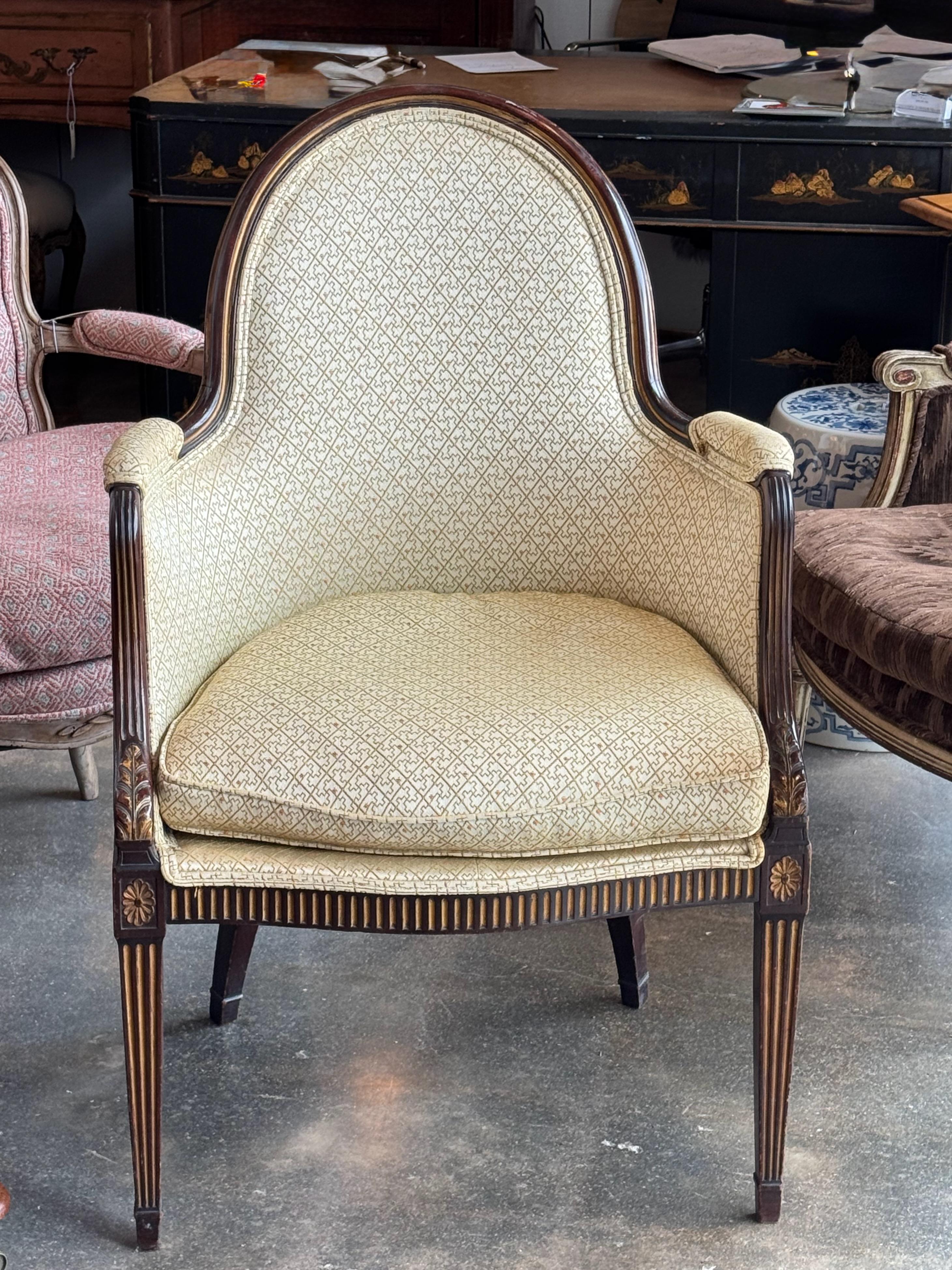 Sillón Tapizado Estilo Jorge III Años 50 en Bueno estado para la venta en Charlottesville, VA