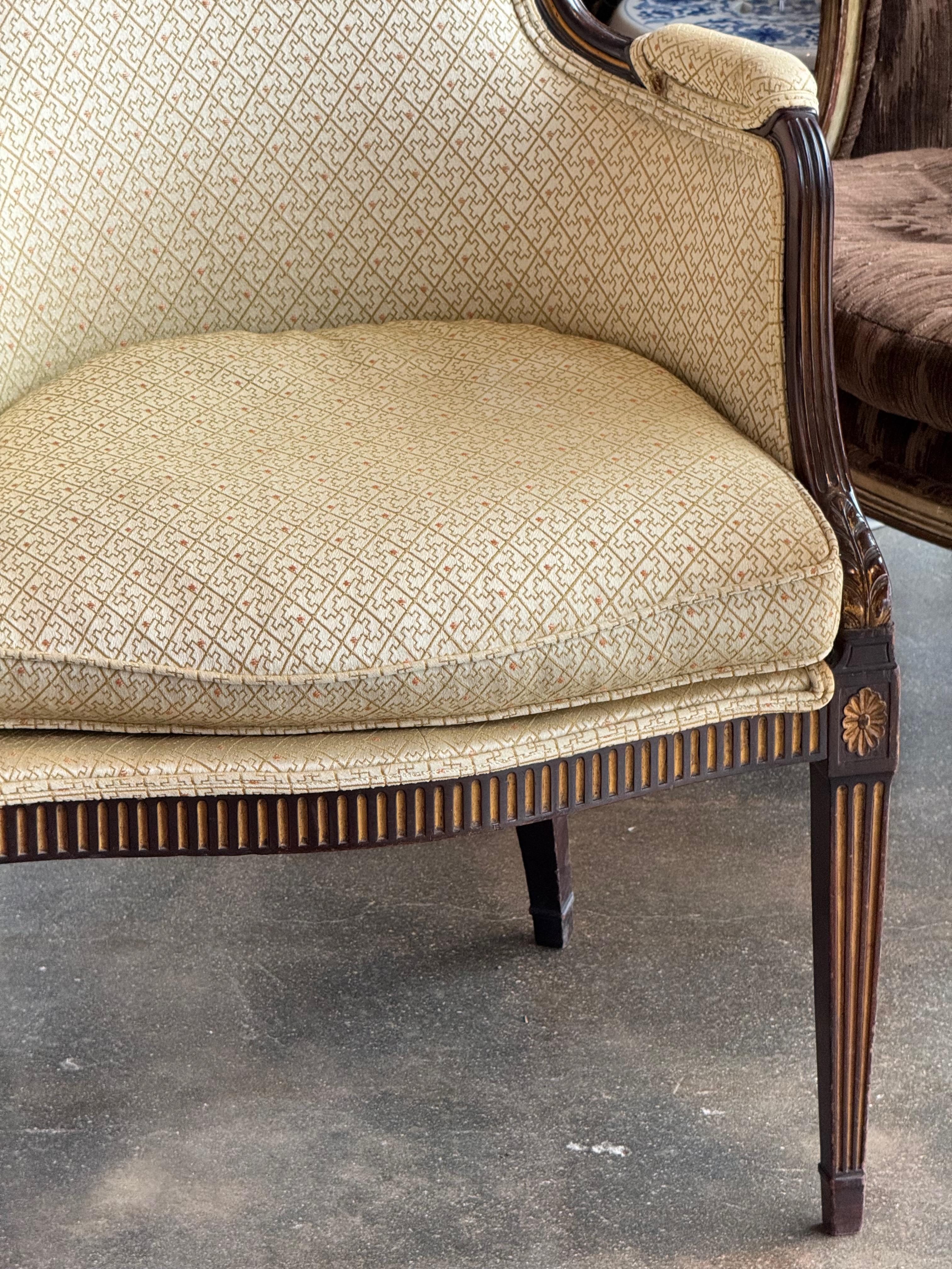 Sillón Tapizado Estilo Jorge III Años 50 mediados del siglo XX en venta