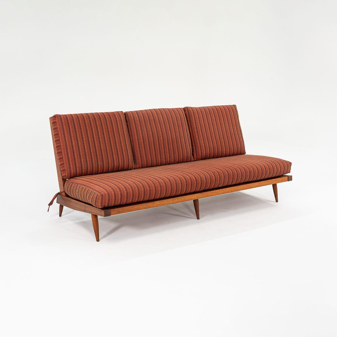 Il s'agit d'un rare canapé fabriqué par George Nakashima vers la fin des années 1950, acquis auprès de la famille des propriétaires d'origine. Il s'agit d'un exemple emblématique de la série à lamelles qui, dans de nombreux cas, était destinée à