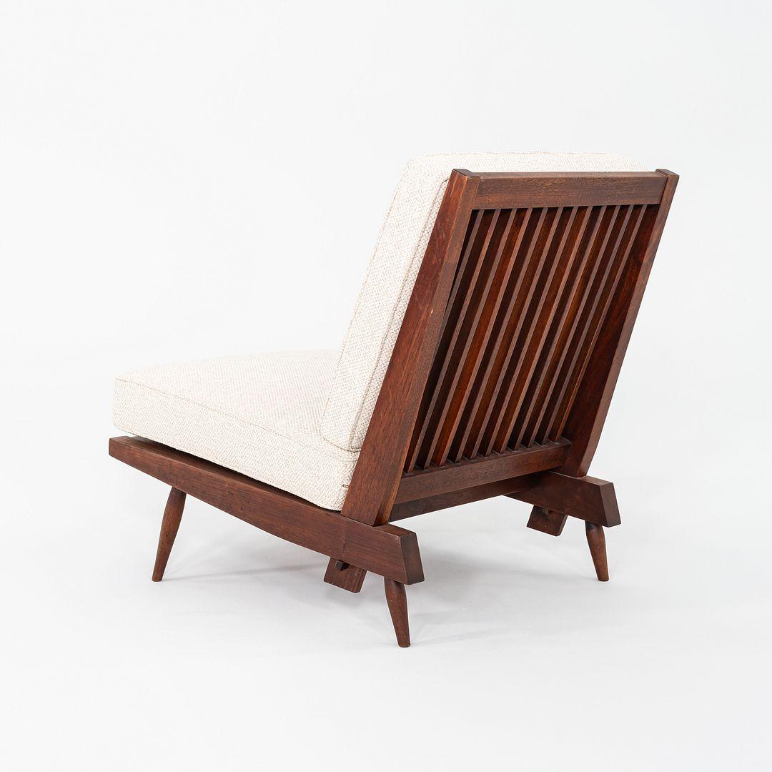 Milieu du XXe siècle Chaise longue à coussins avec dossier à lamelles en noyer, George Nakashima Studio, années 1950 en vente
