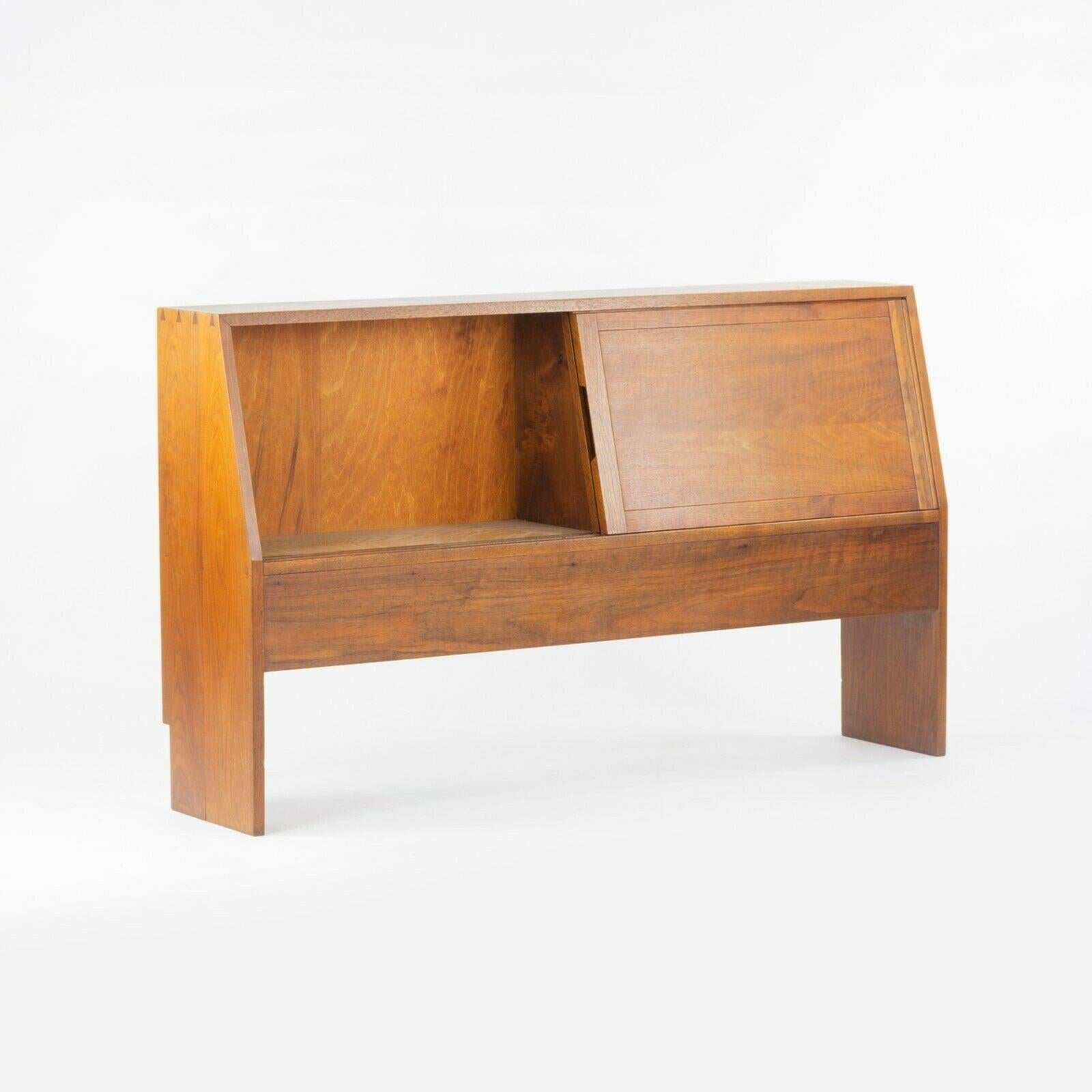 Moderne 1950s George Nakashima Studio Full Size Walnut Dovetailed Headboard Bed Cabinet en vente