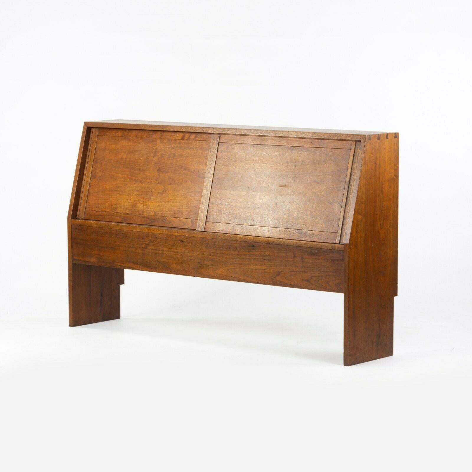 Américain 1950s George Nakashima Studio Full Size Walnut Dovetailed Headboard Bed Cabinet en vente