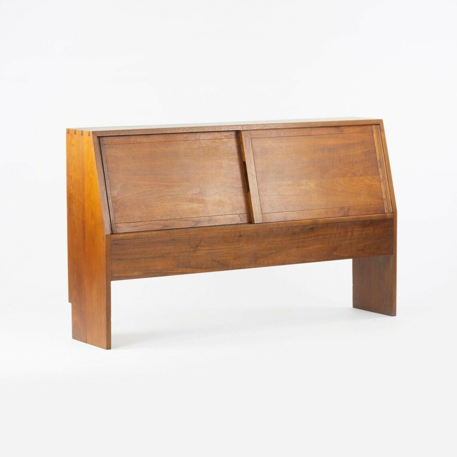 Bois 1950s George Nakashima Studio Full Size Walnut Dovetailed Headboard Bed Cabinet en vente