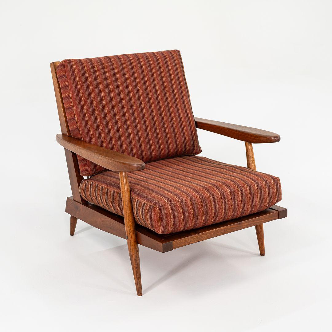 Moderno Sedia da salotto a doghe con braccioli in noce nero George Nakashima Studio del 1950 in vendita