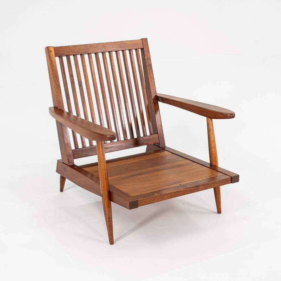 Metà XX secolo Sedia da salotto a doghe con braccioli in noce nero George Nakashima Studio del 1950 in vendita