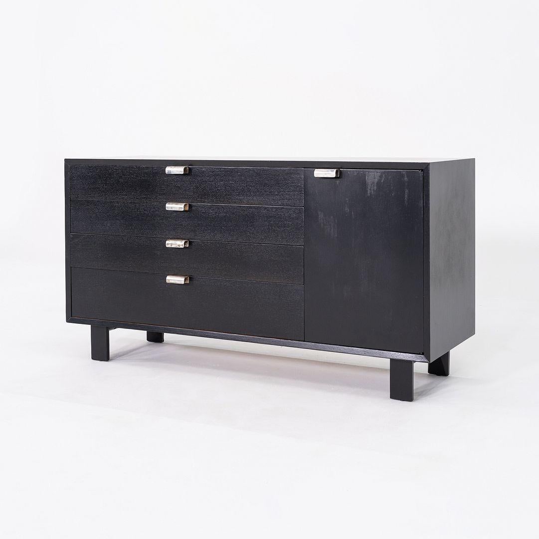 Si tratta di una credenza / cassettiera, originariamente progettata da George Nelson nel 1946 come parte della serie Basic Cabinet. Questo esemplare in particolare è stato prodotto da Herman Miller negli anni '50. Il comò è realizzato in rovere
